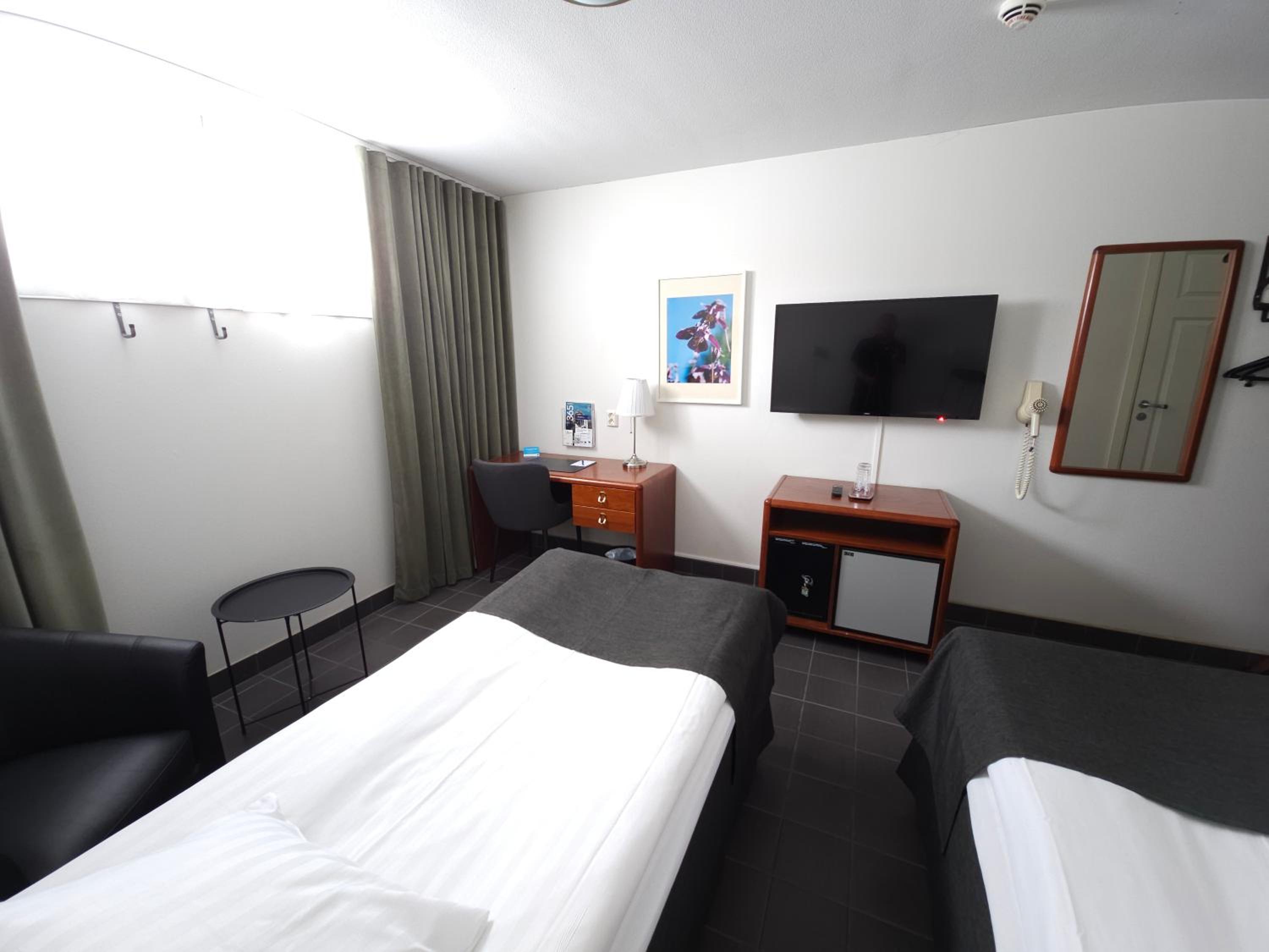 Economy Double Room with Two Single Beds - Basement - Non-Smoking - Photo 6