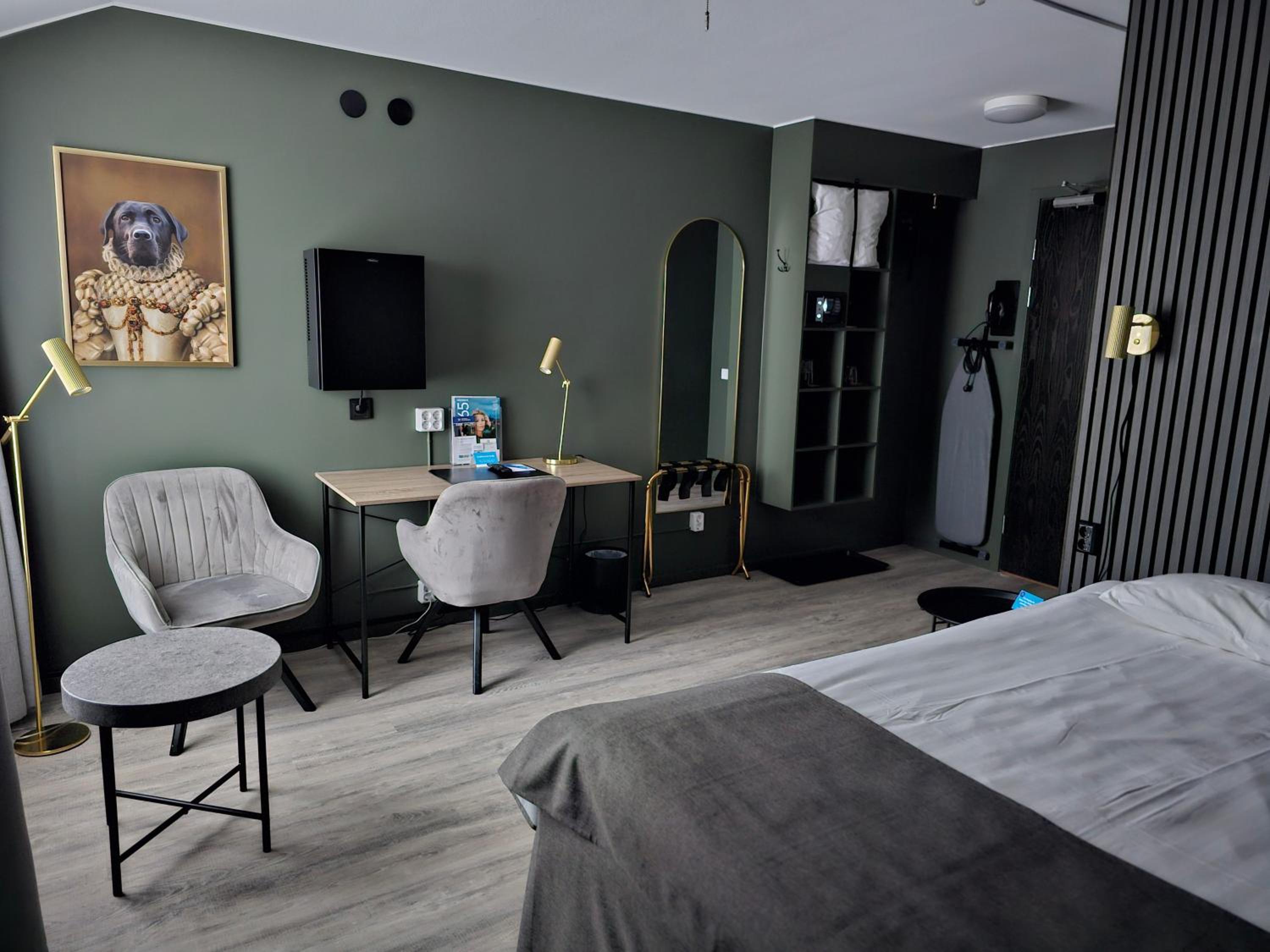 Superior Queen Room with Queen Bed - Non-Smoking - Photo 2