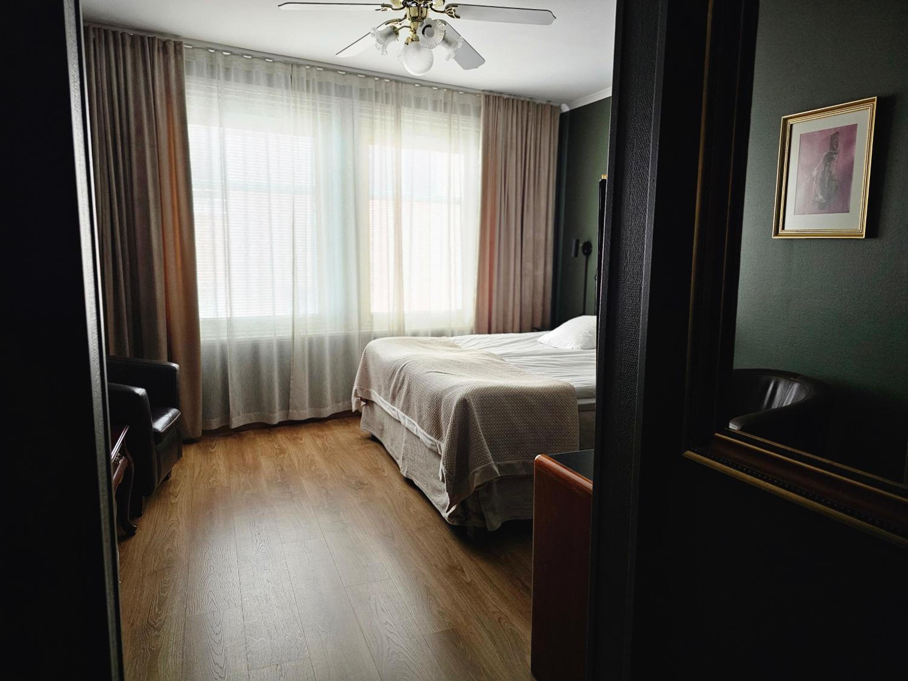 Superior King Room with King Bed - Non-Smoking - Photo 8