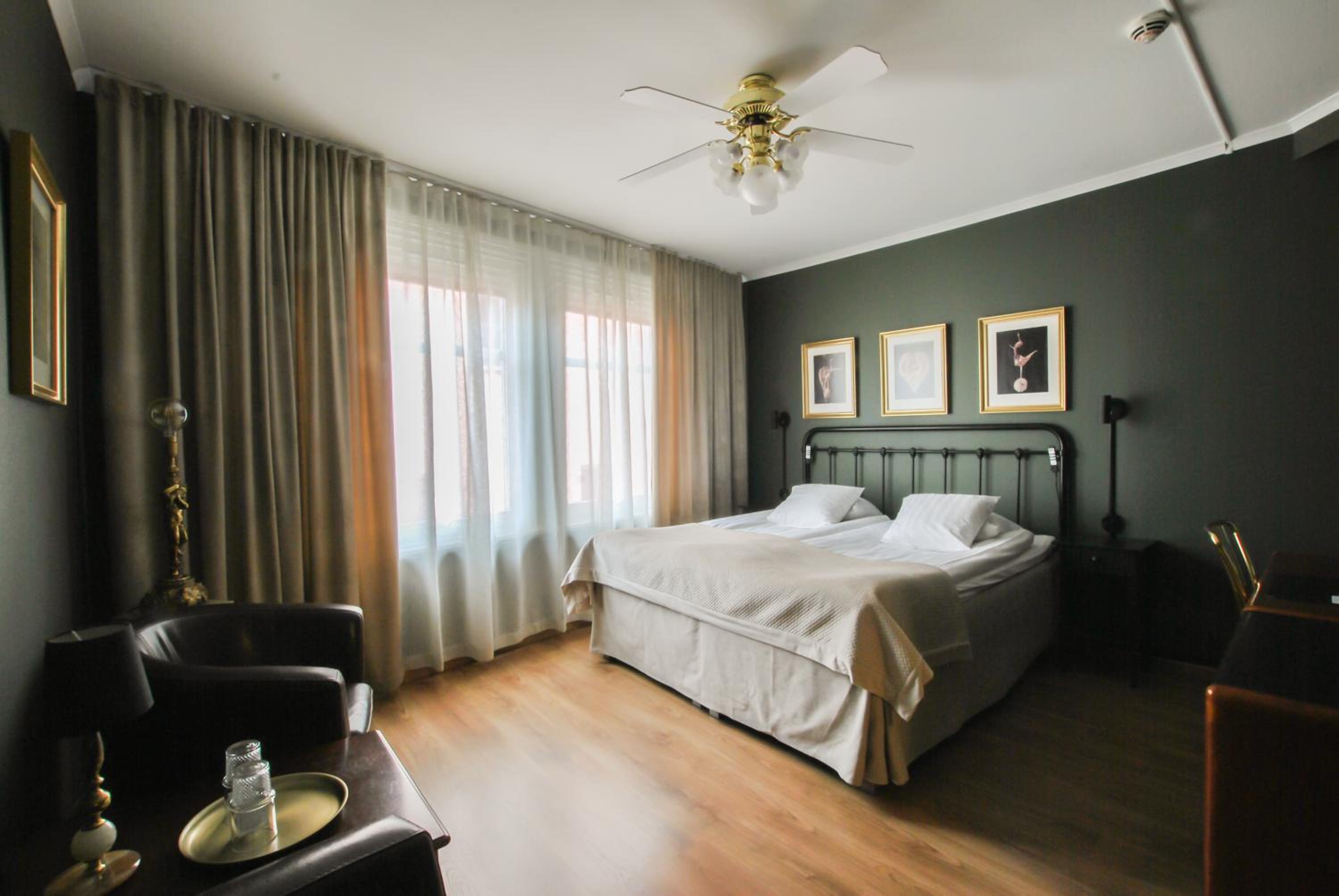 Superior King Room with King Bed - Non-Smoking - Photo 9