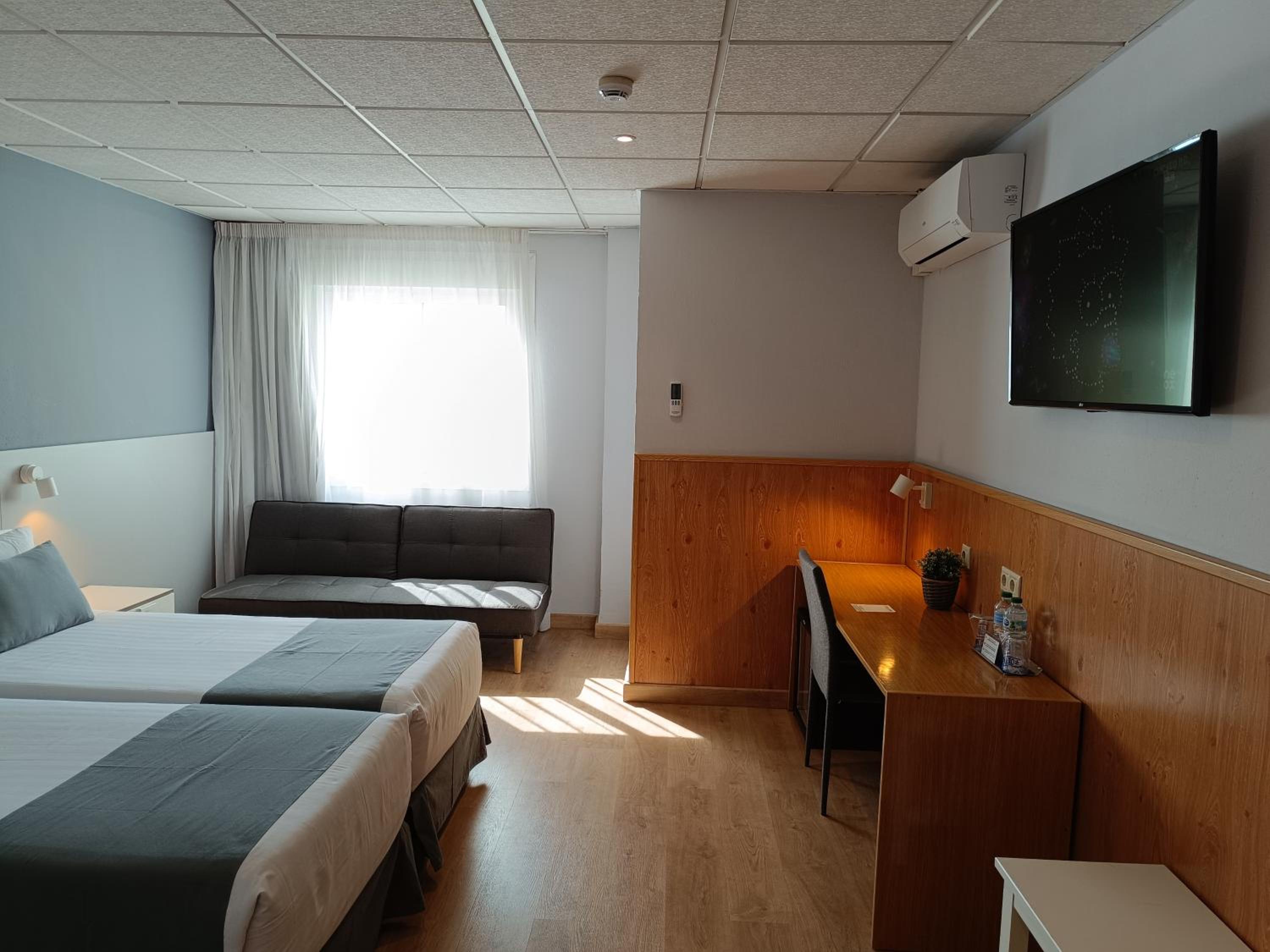 Large Twin Room photo 2