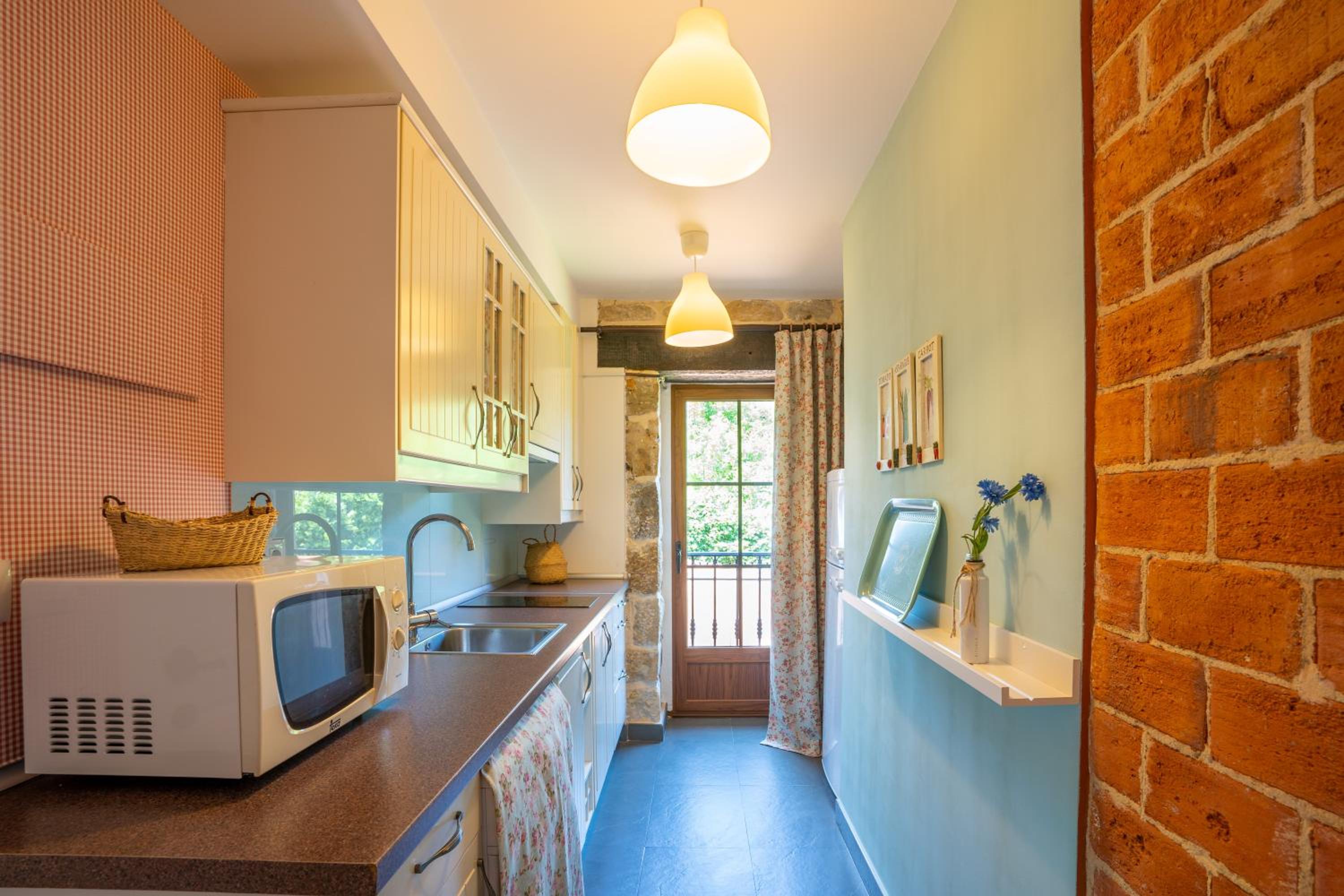Five-Bedroom House photo 3