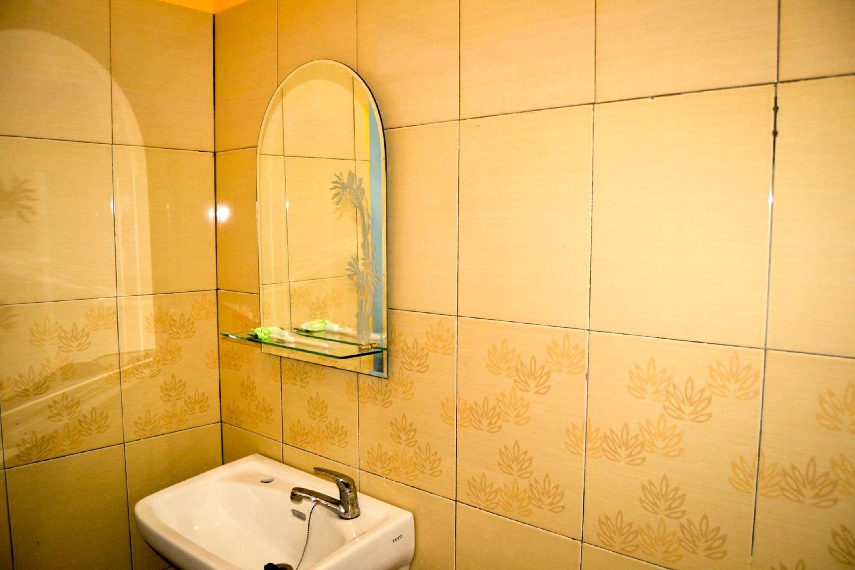 Deluxe Room (2 Adults + 1 Child) - Photo 3