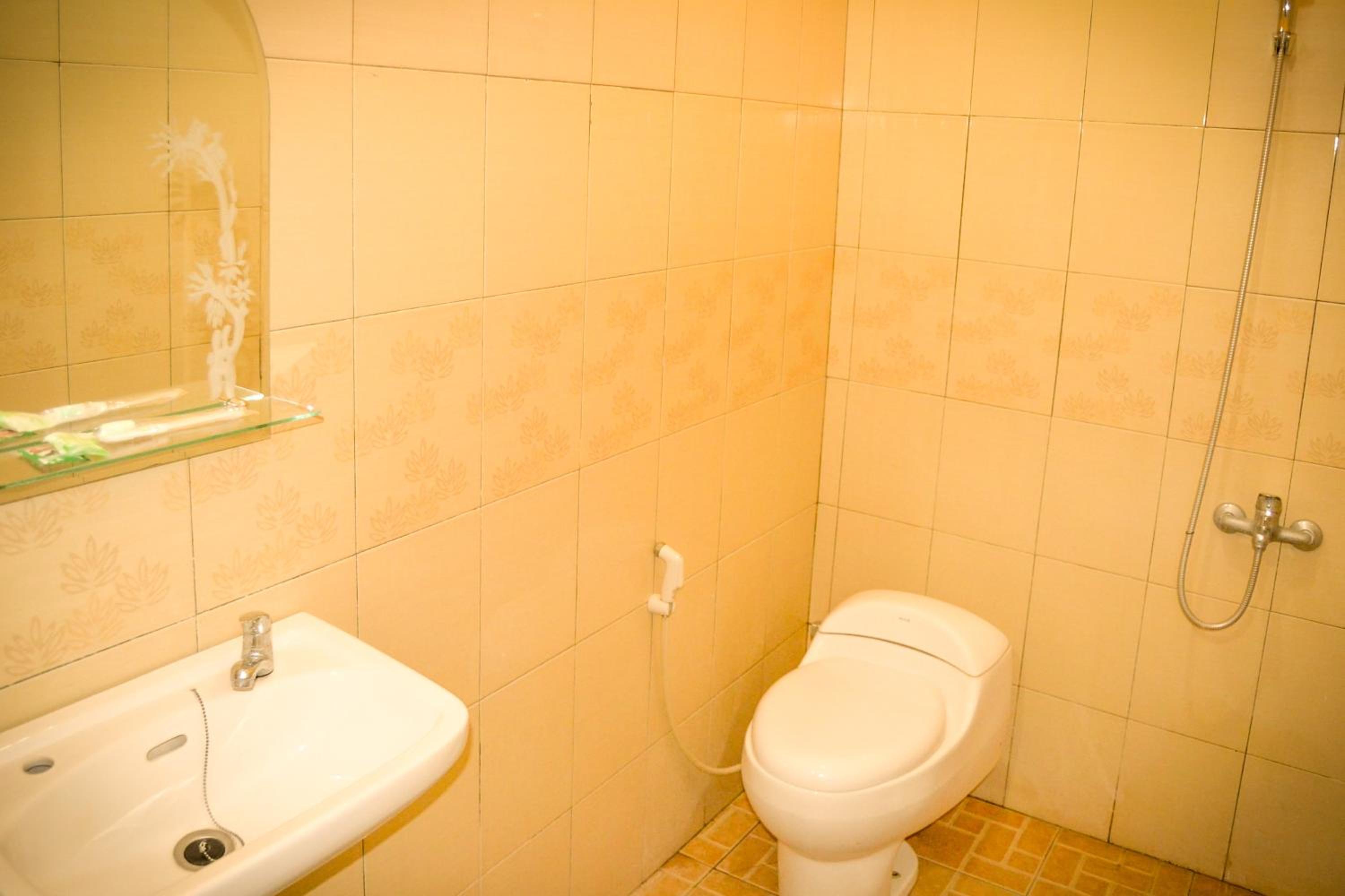 Deluxe Room (2 Adults + 1 Child) - Photo 2