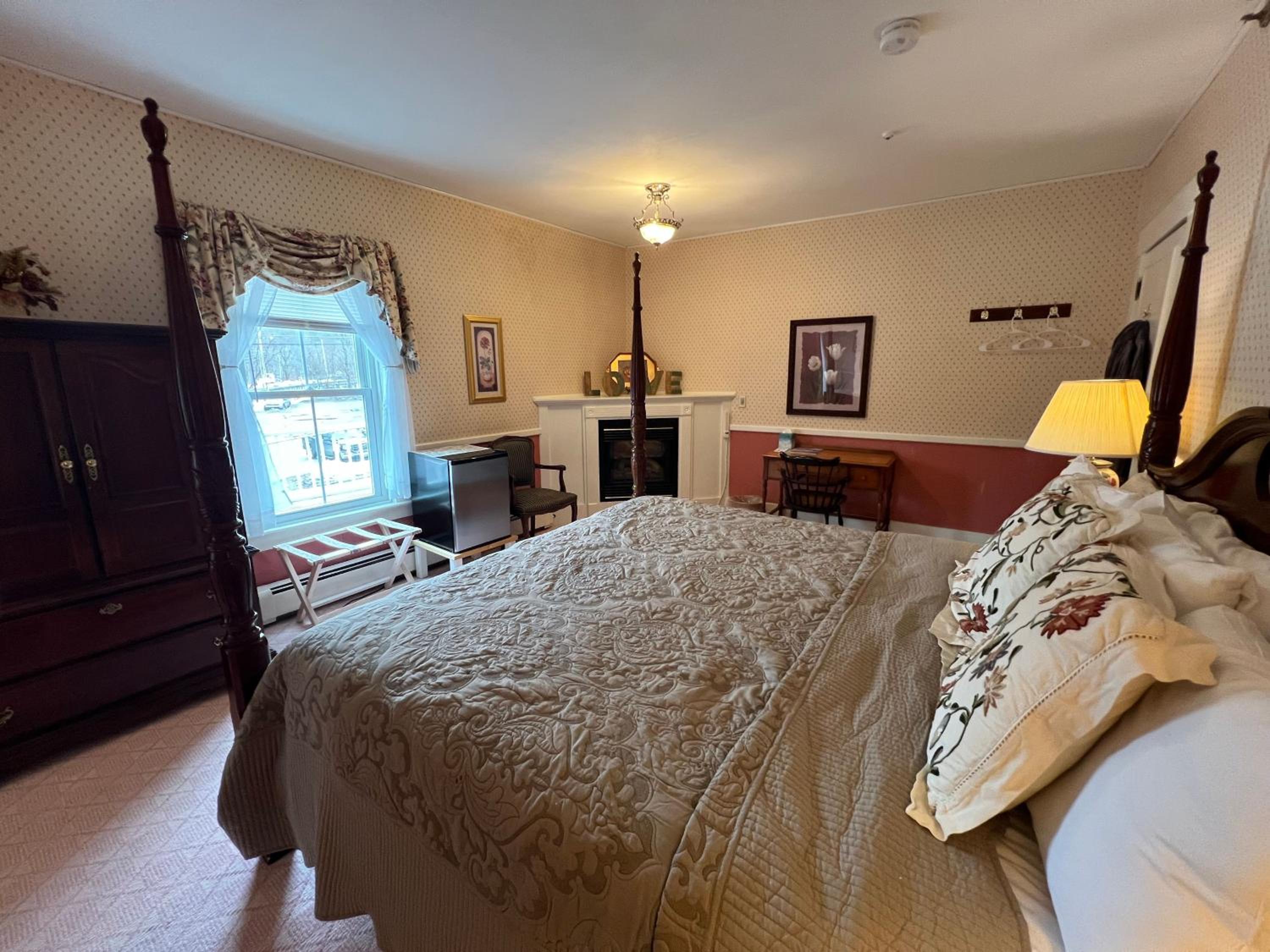 Luxury King Room - Photo 13