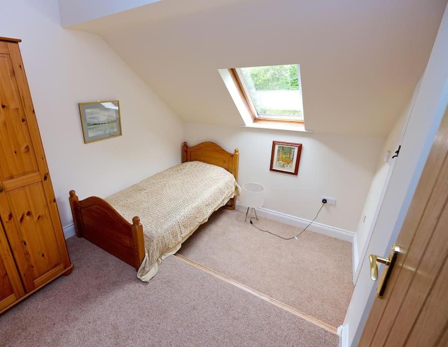 Six-Bedroom House photo 3