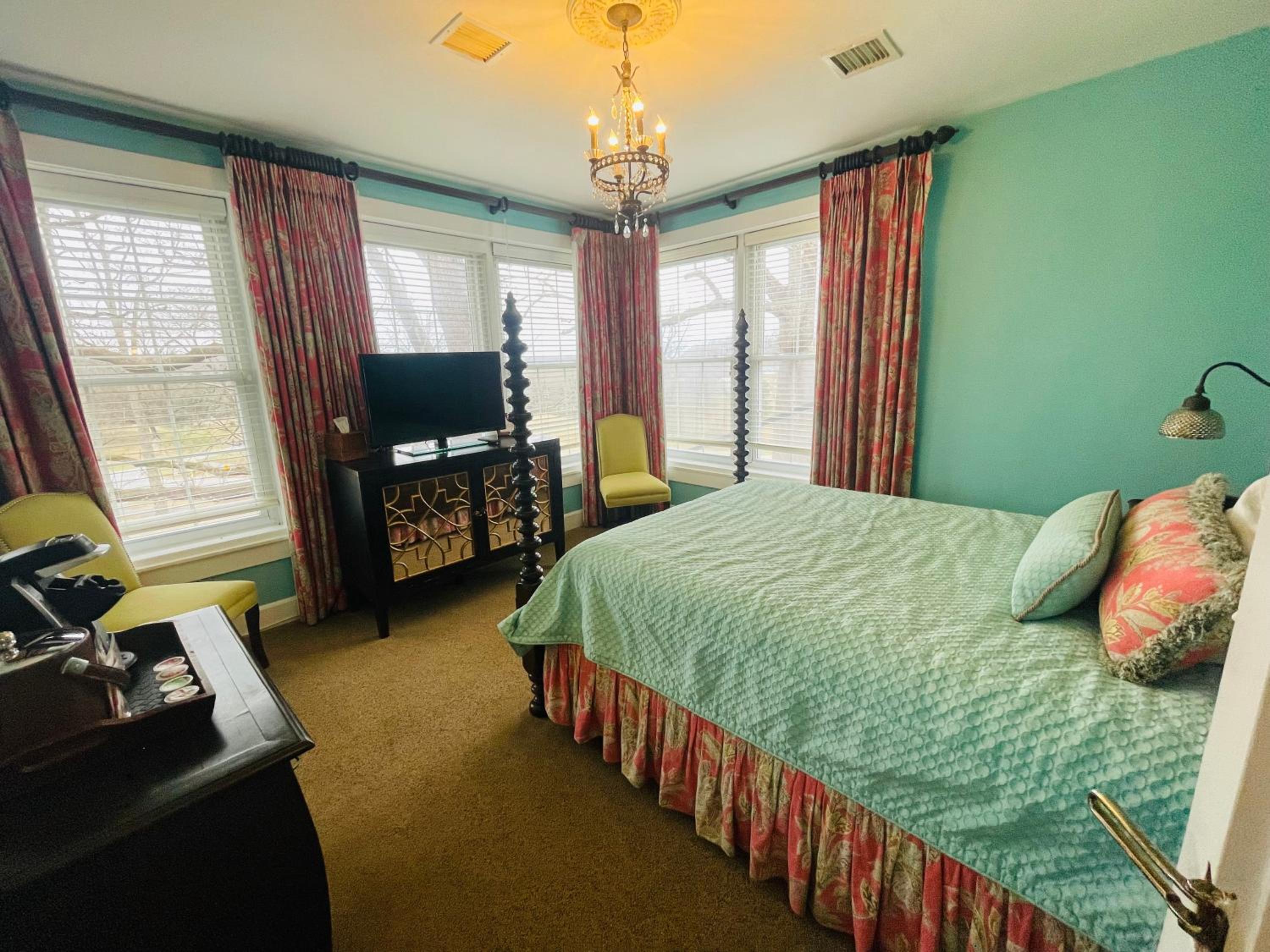 Deluxe Queen Room - Photo 1