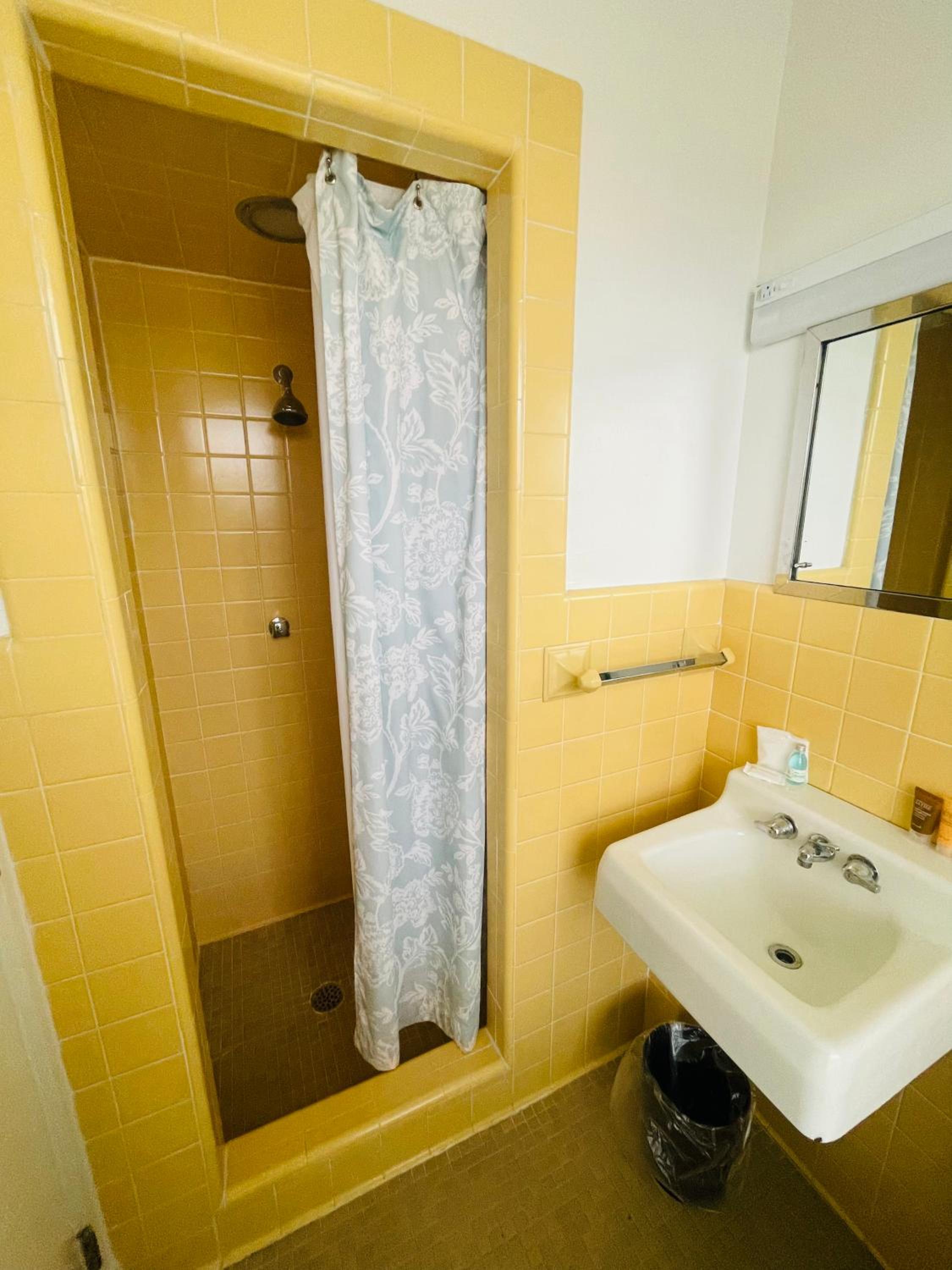 Deluxe Queen Room - Photo 3