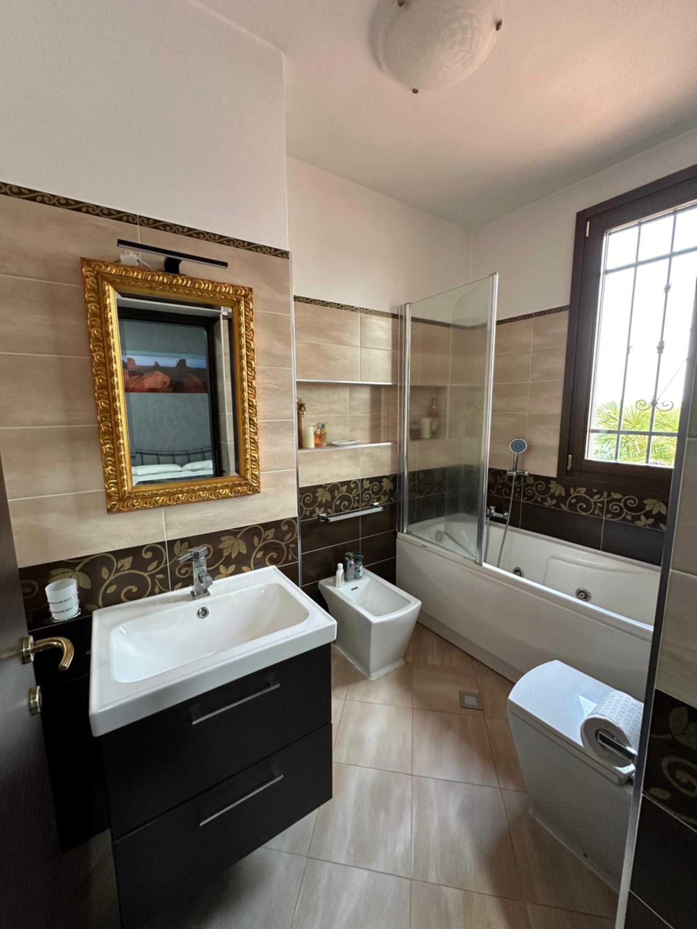 King Room with Spa Bath - Photo 9