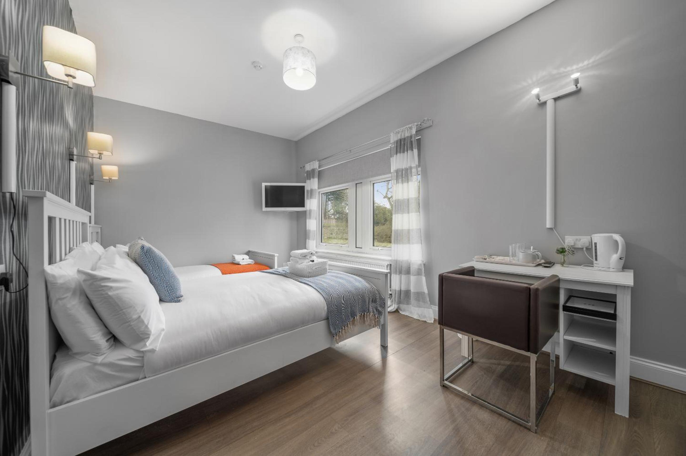 Basic Triple Room with Shared Bathroom
