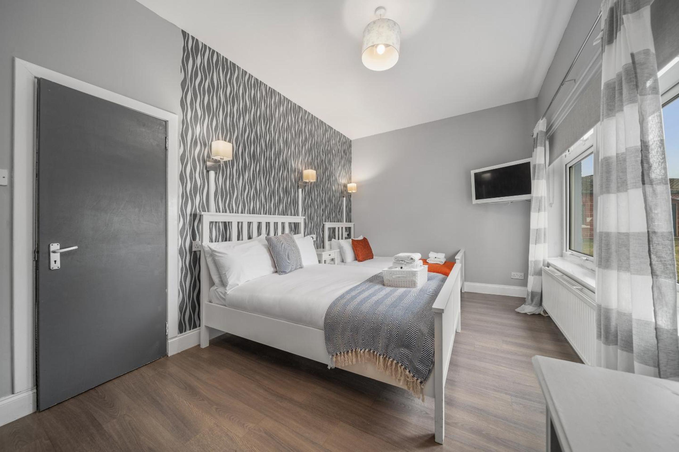 Basic Triple Room with Shared Bathroom photo 2