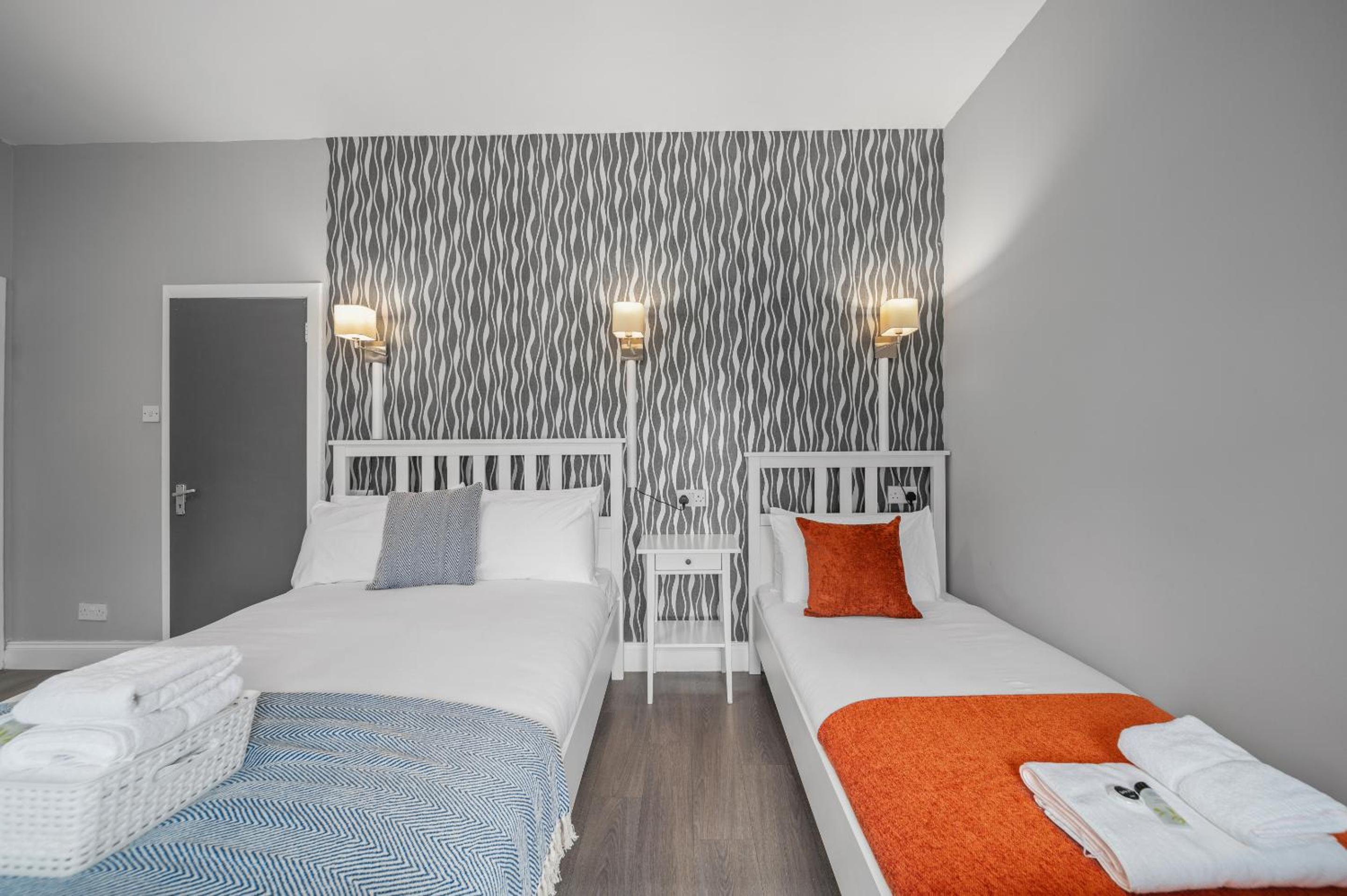 Basic Triple Room with Shared Bathroom photo 3