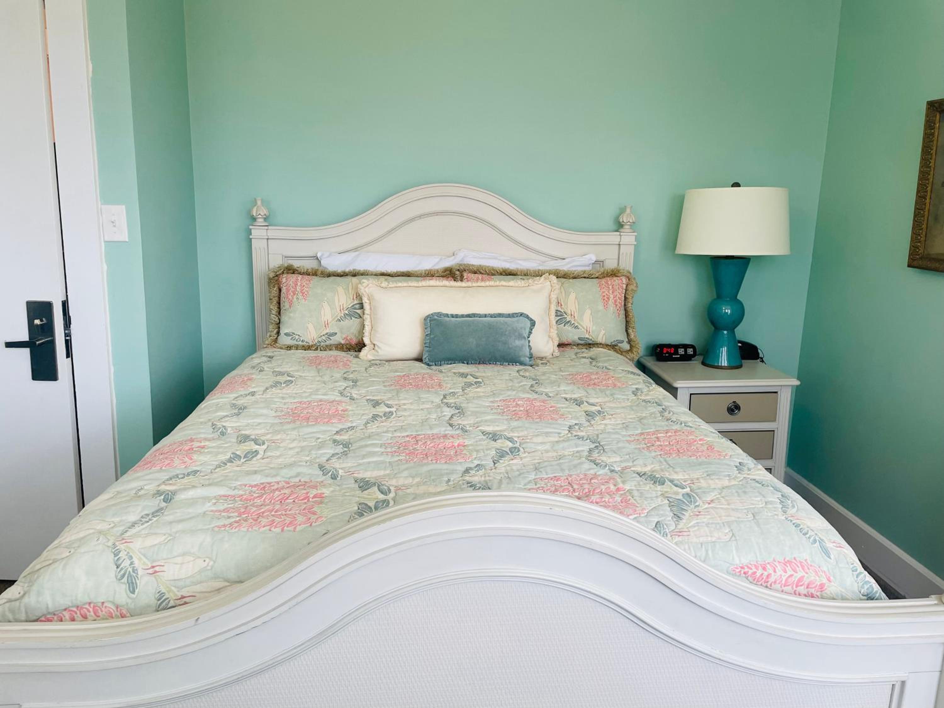 Queen Room with Garden View - Photo 2