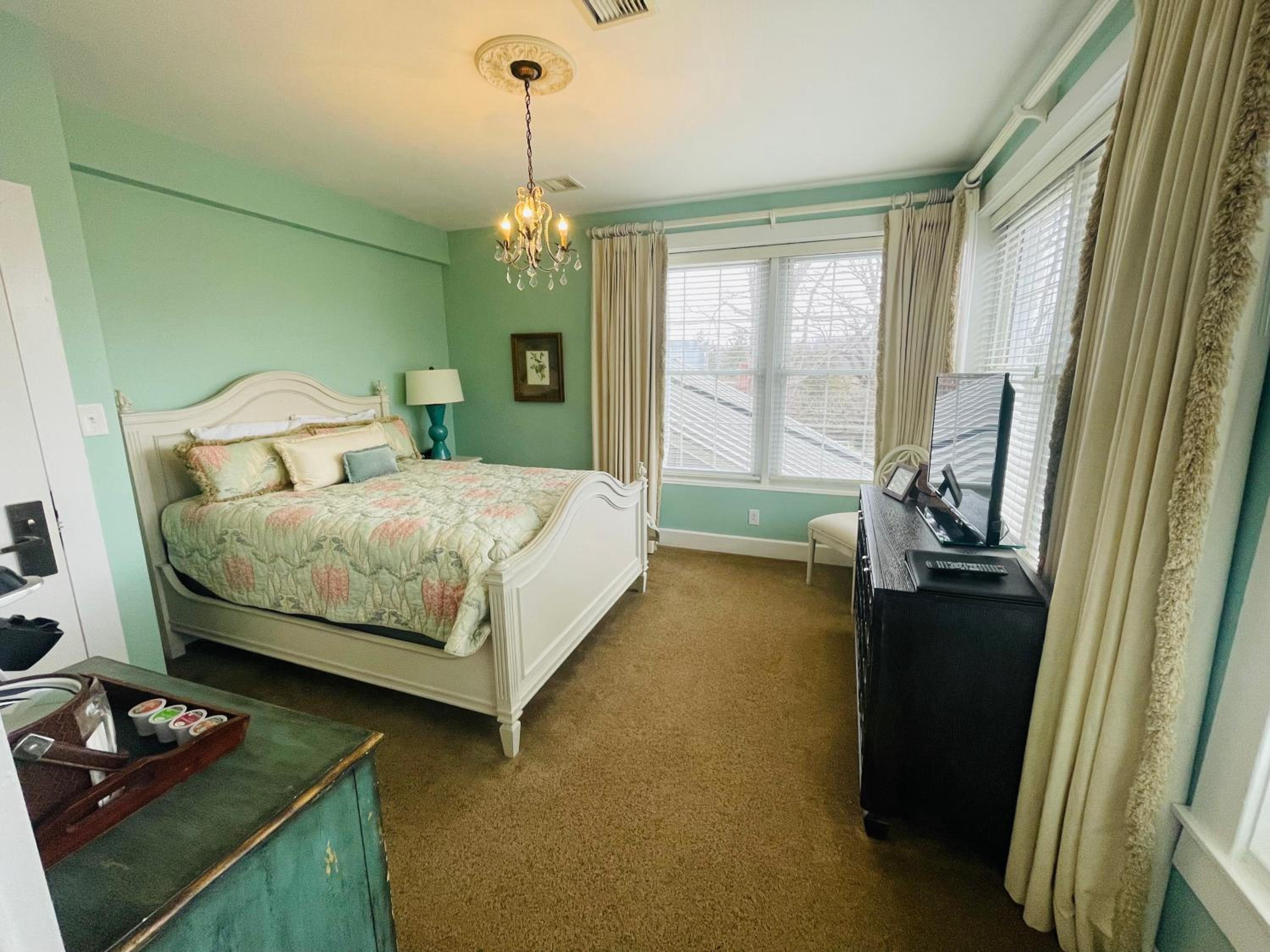 Queen Room with Garden View - Photo 6