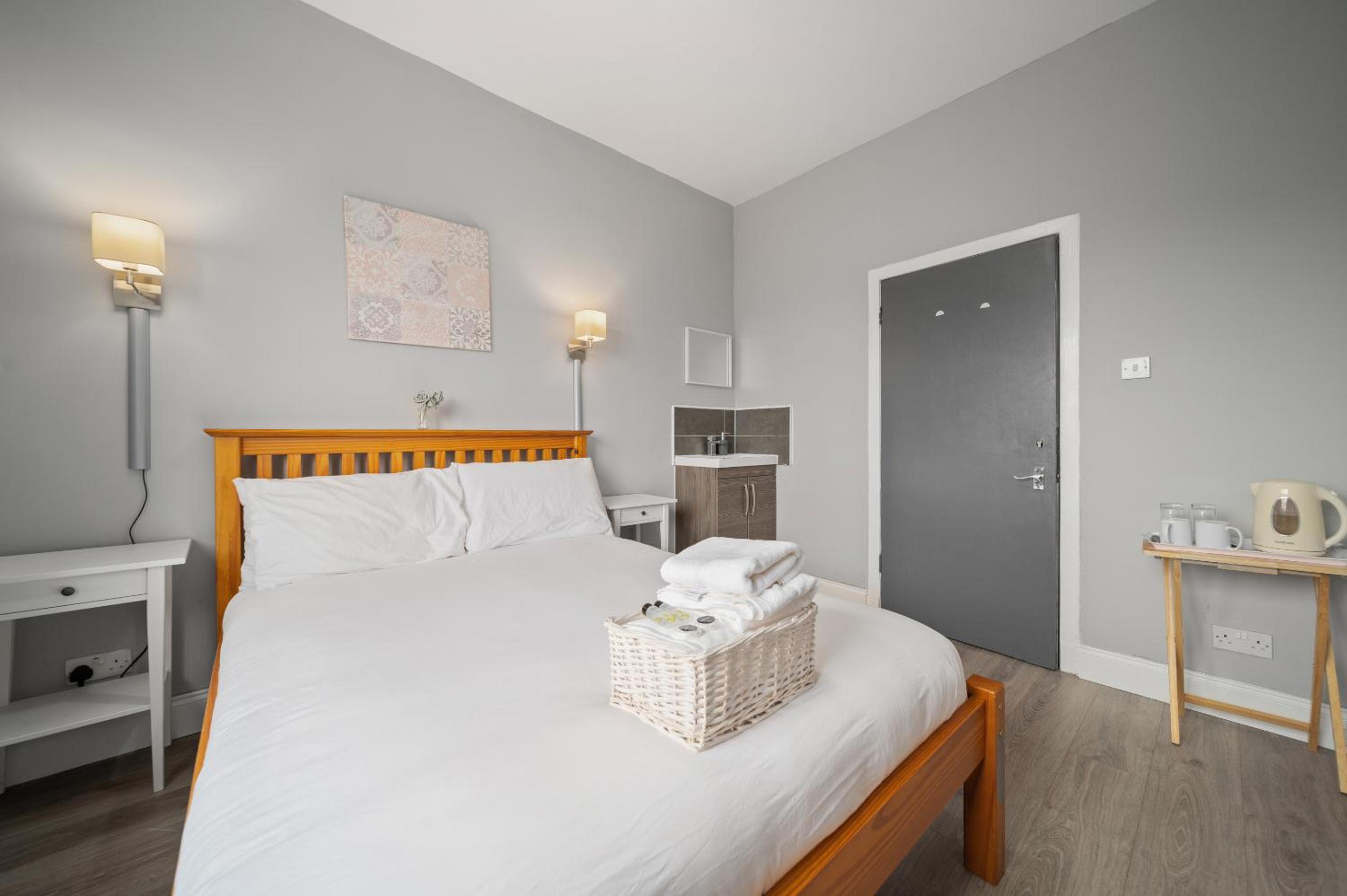 Double Room with Shared Bathroom photo 2