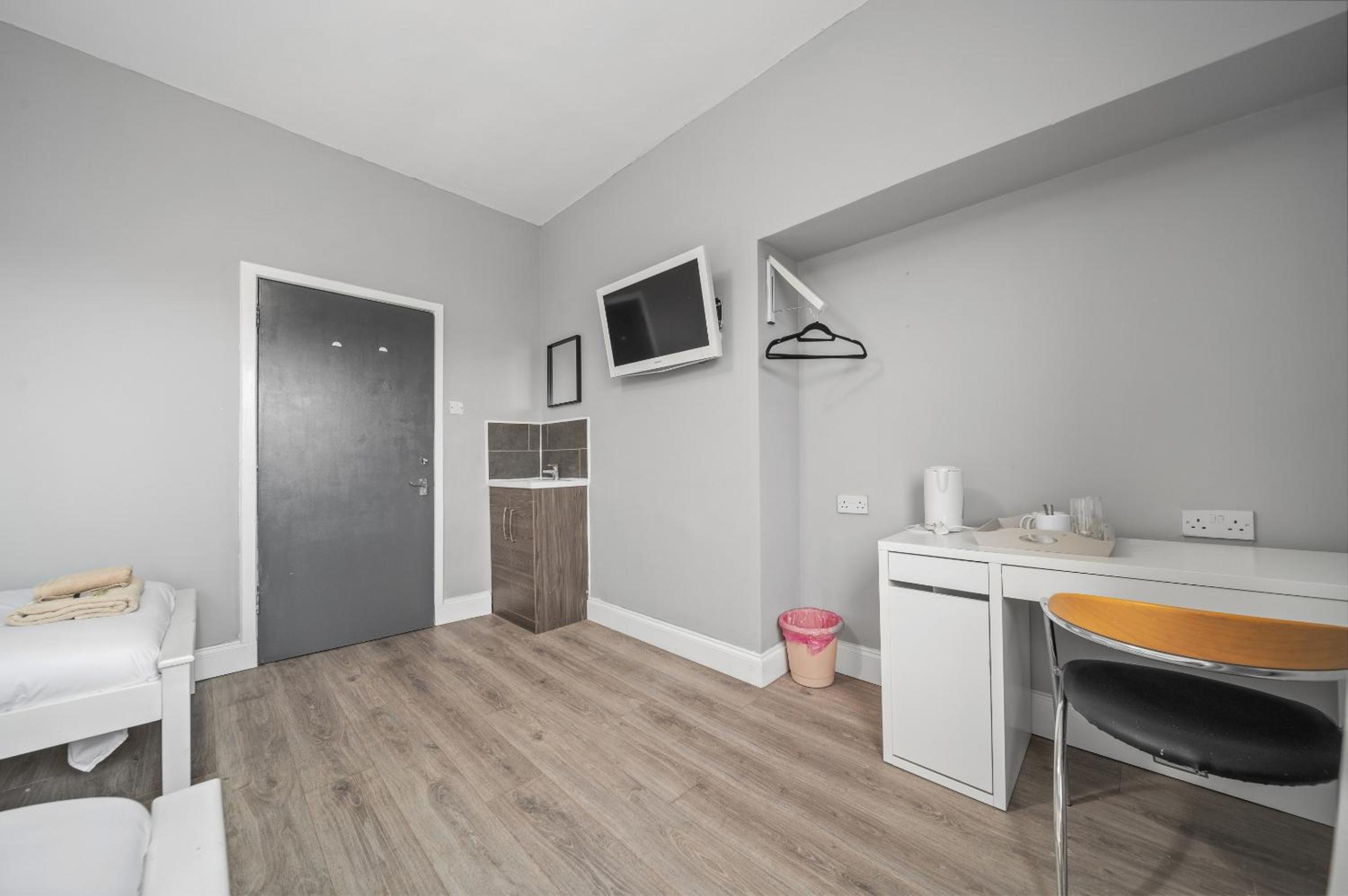 Twin Room with Shared Bathroom photo 3