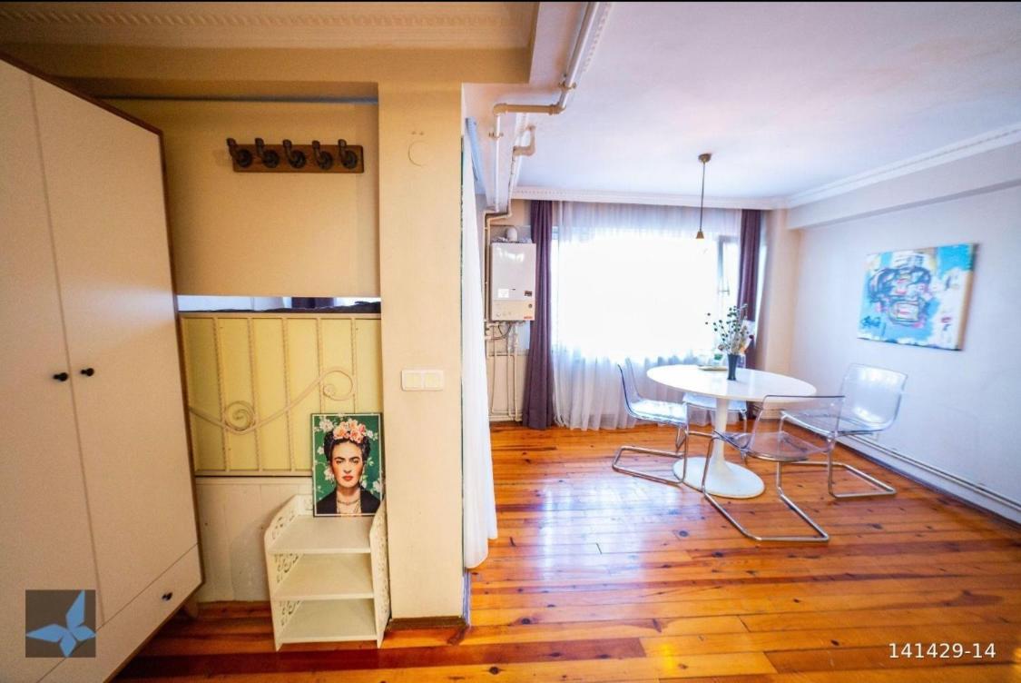 One-Bedroom Apartment photo 2