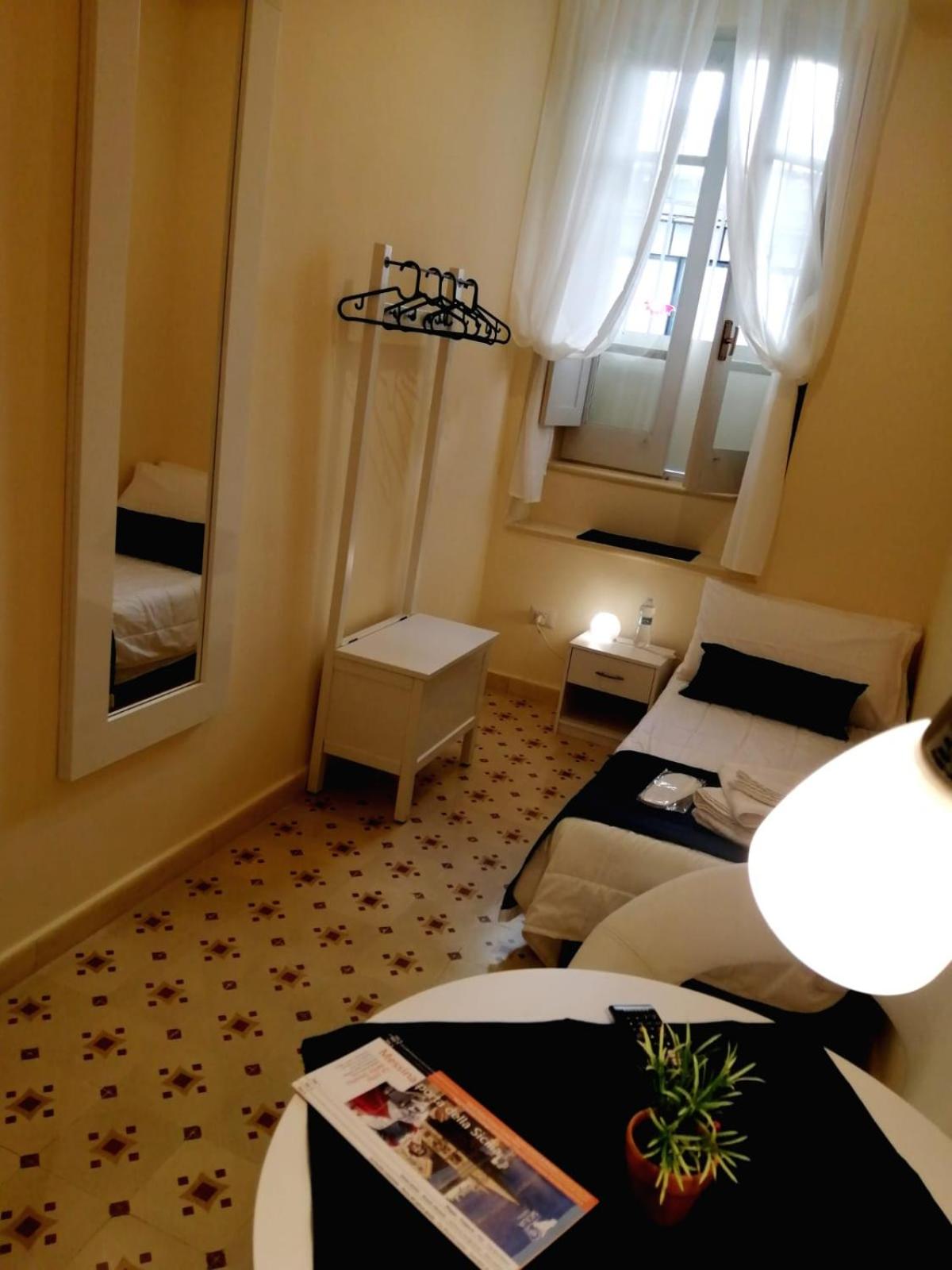 Single Room with Private External Bathroom photo 2