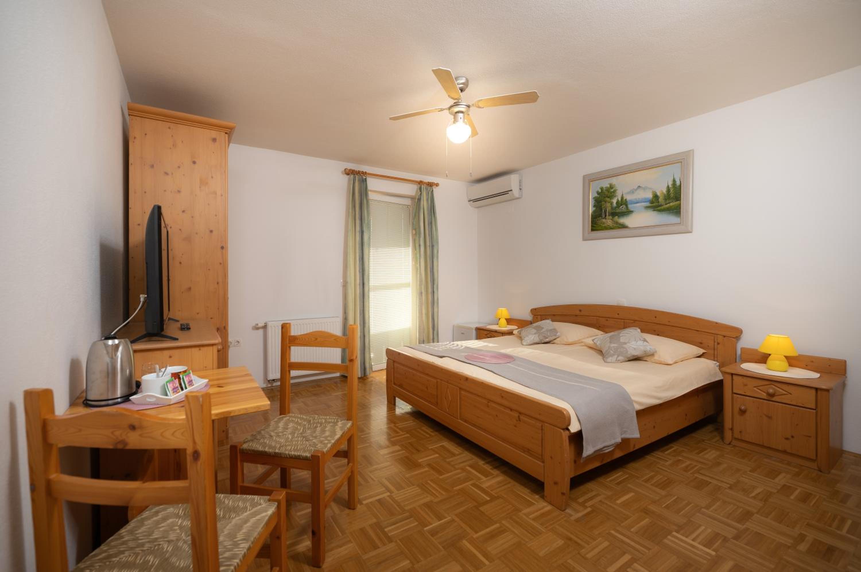 Double Room with Balcony - Photo 4