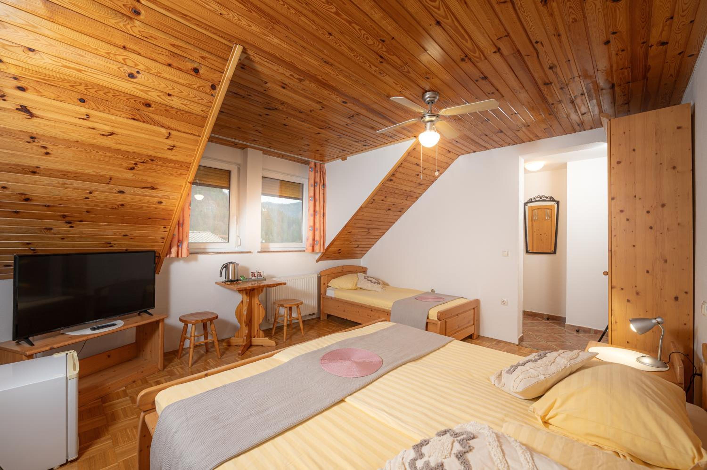 Economy Triple Room - Photo 5