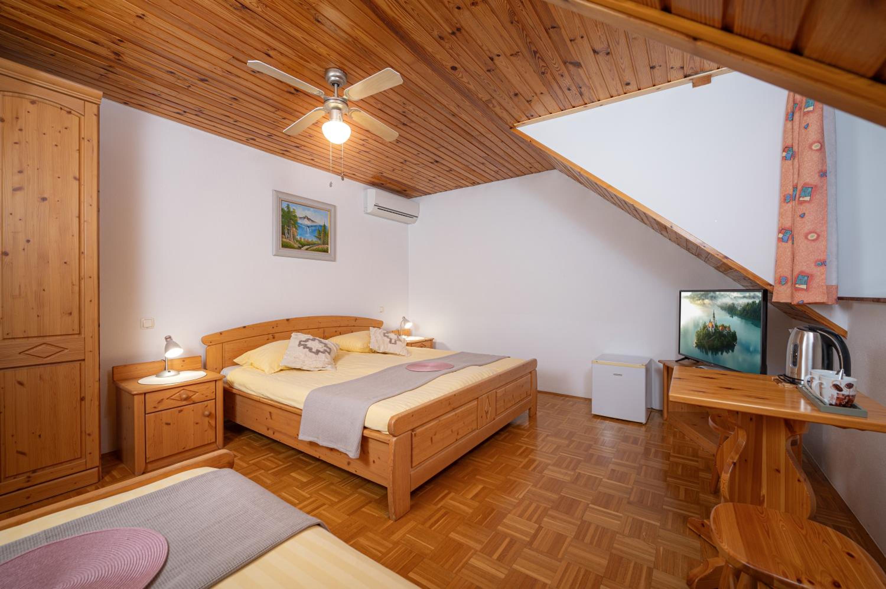 Economy Triple Room - Photo 3