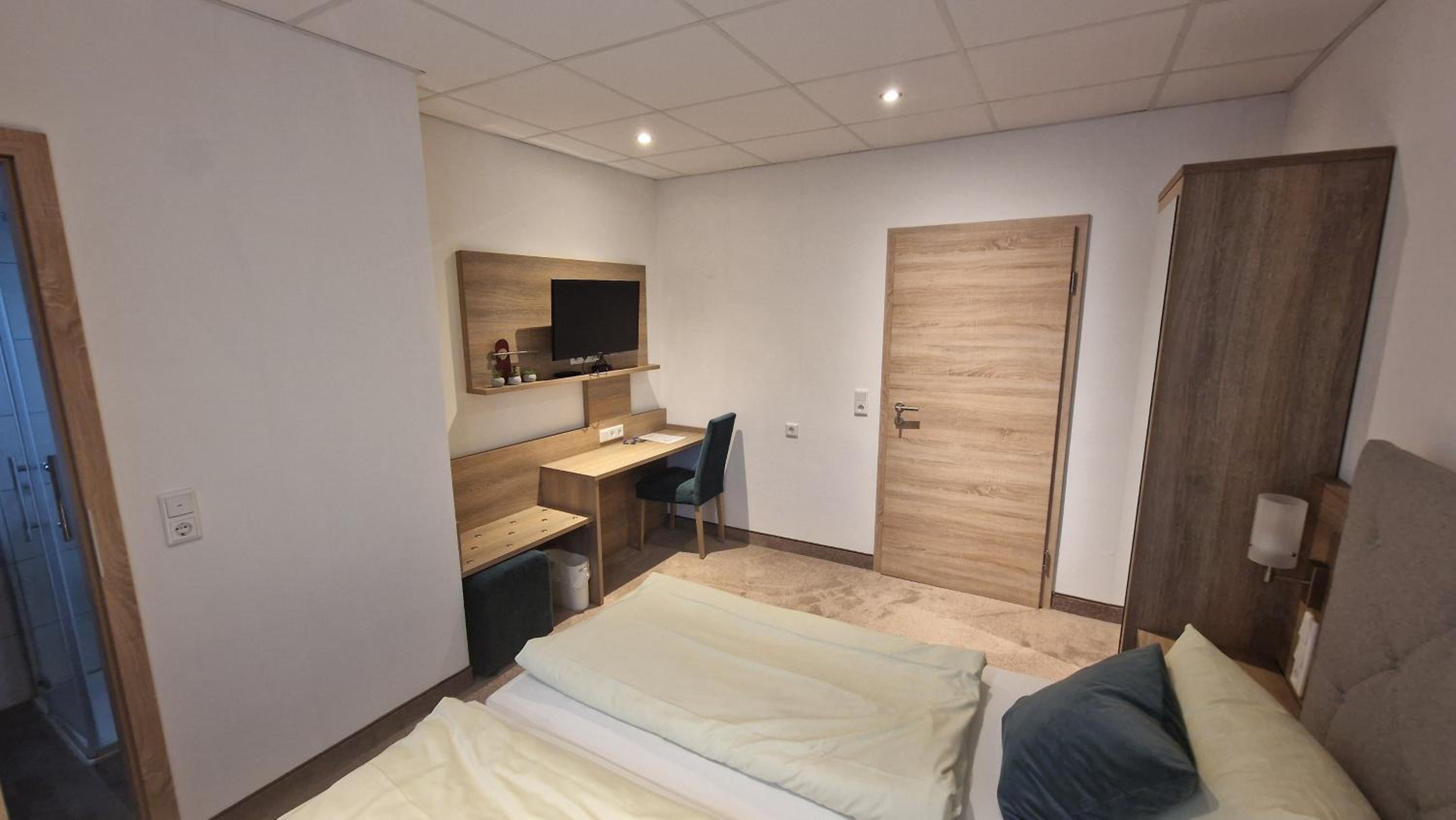Standard Double Room - Photo 9