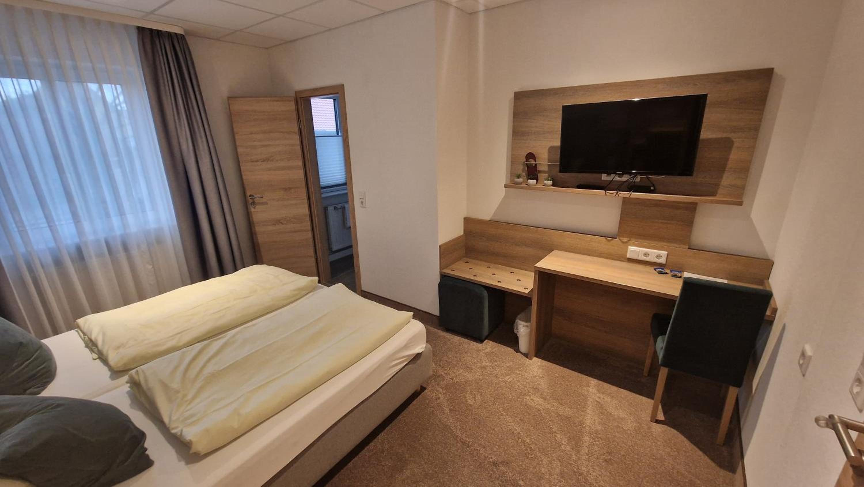 Standard Double Room - Photo 8