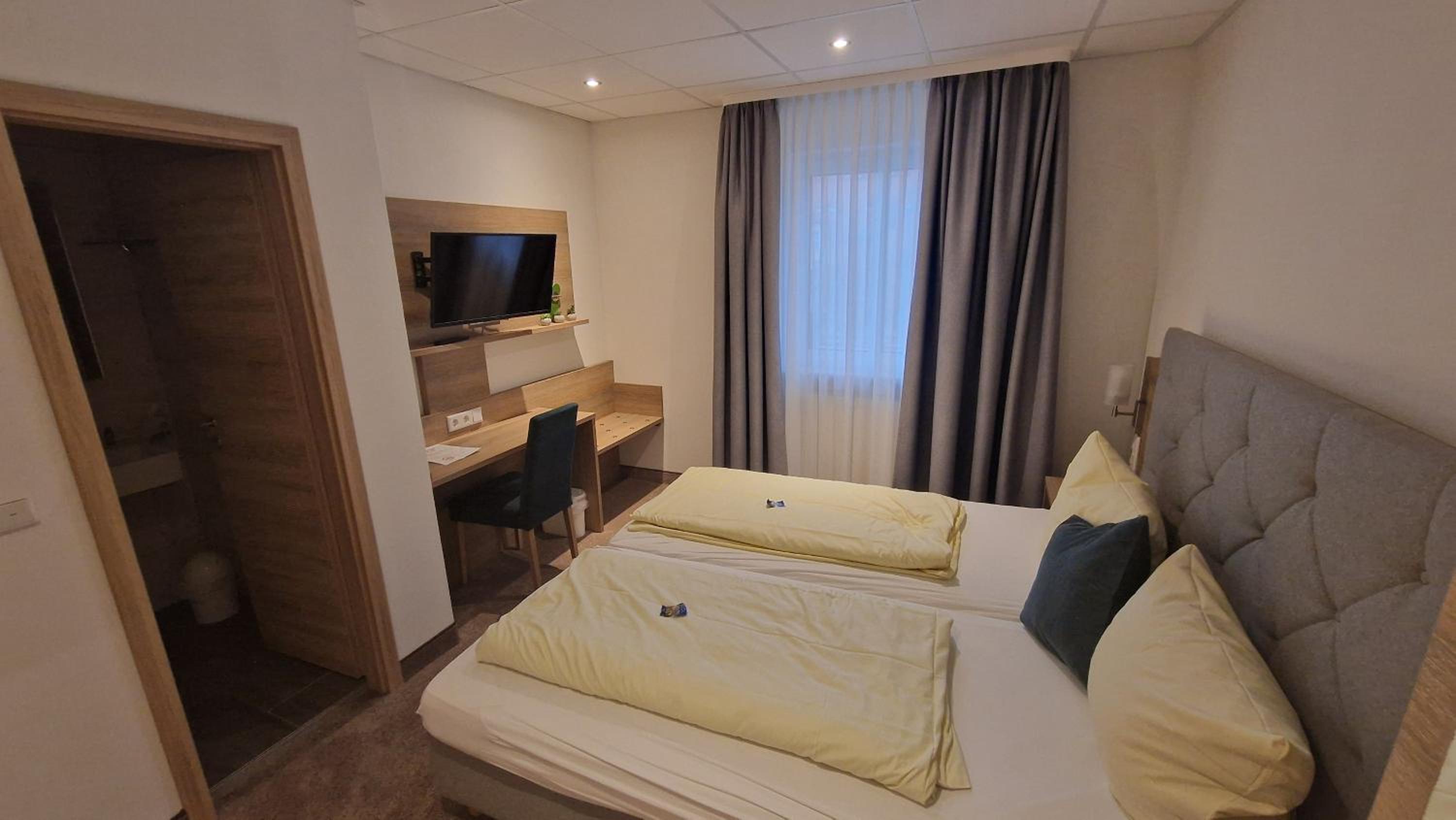 Standard Double Room - Photo 7