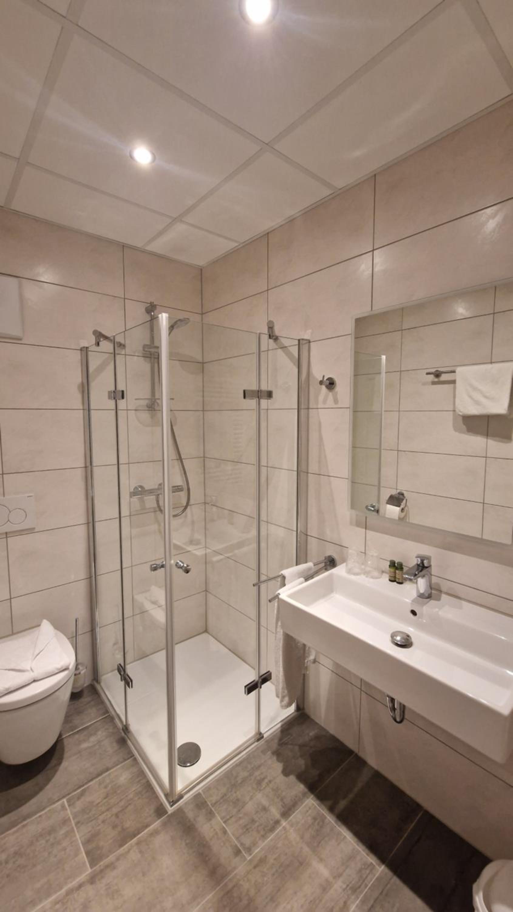 Standard Double Room - Photo 11