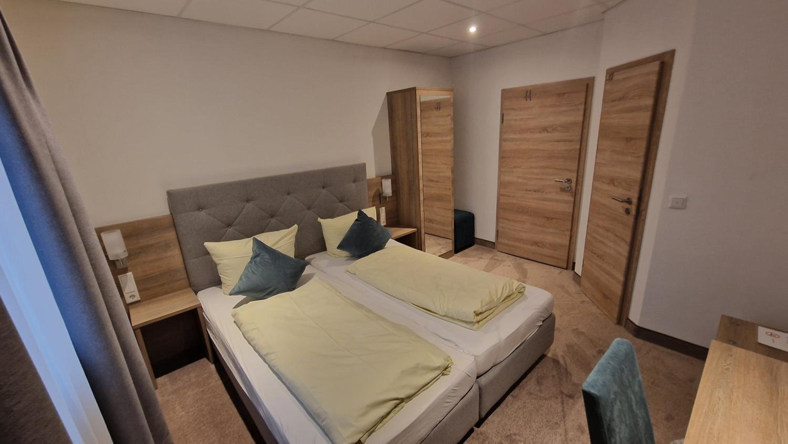 Standard Double Room - Photo 10