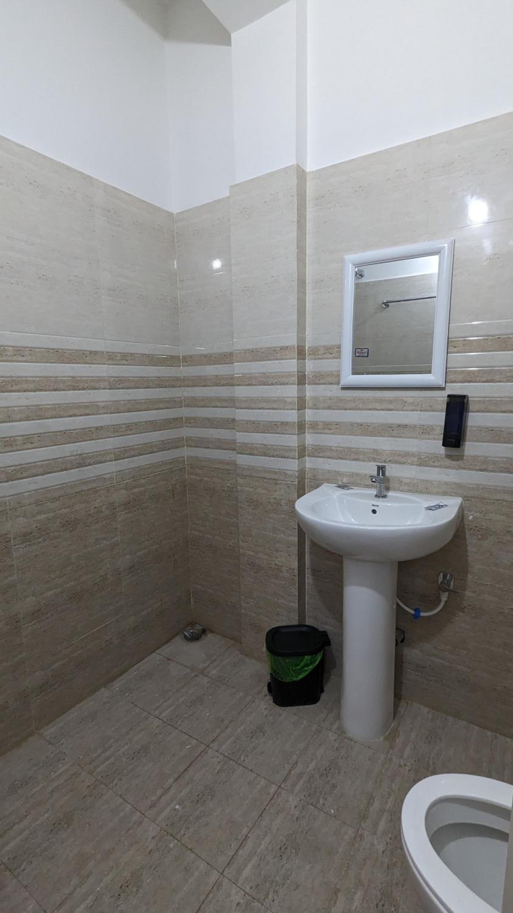 Large Double Room - Photo 2