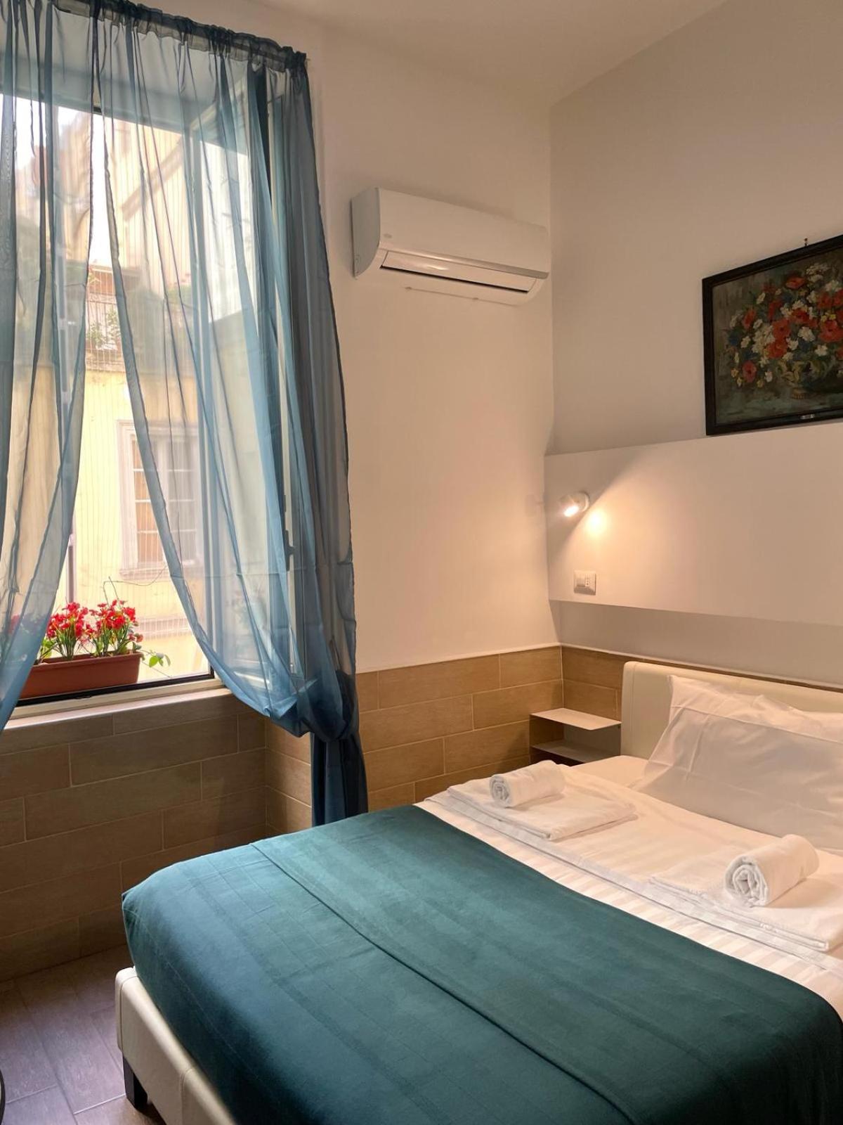 Small Double Room thumbnail 6