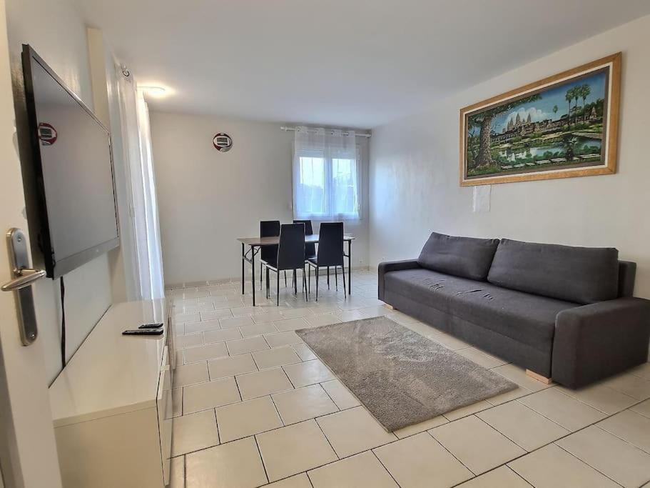 One-Bedroom Apartment photo 1