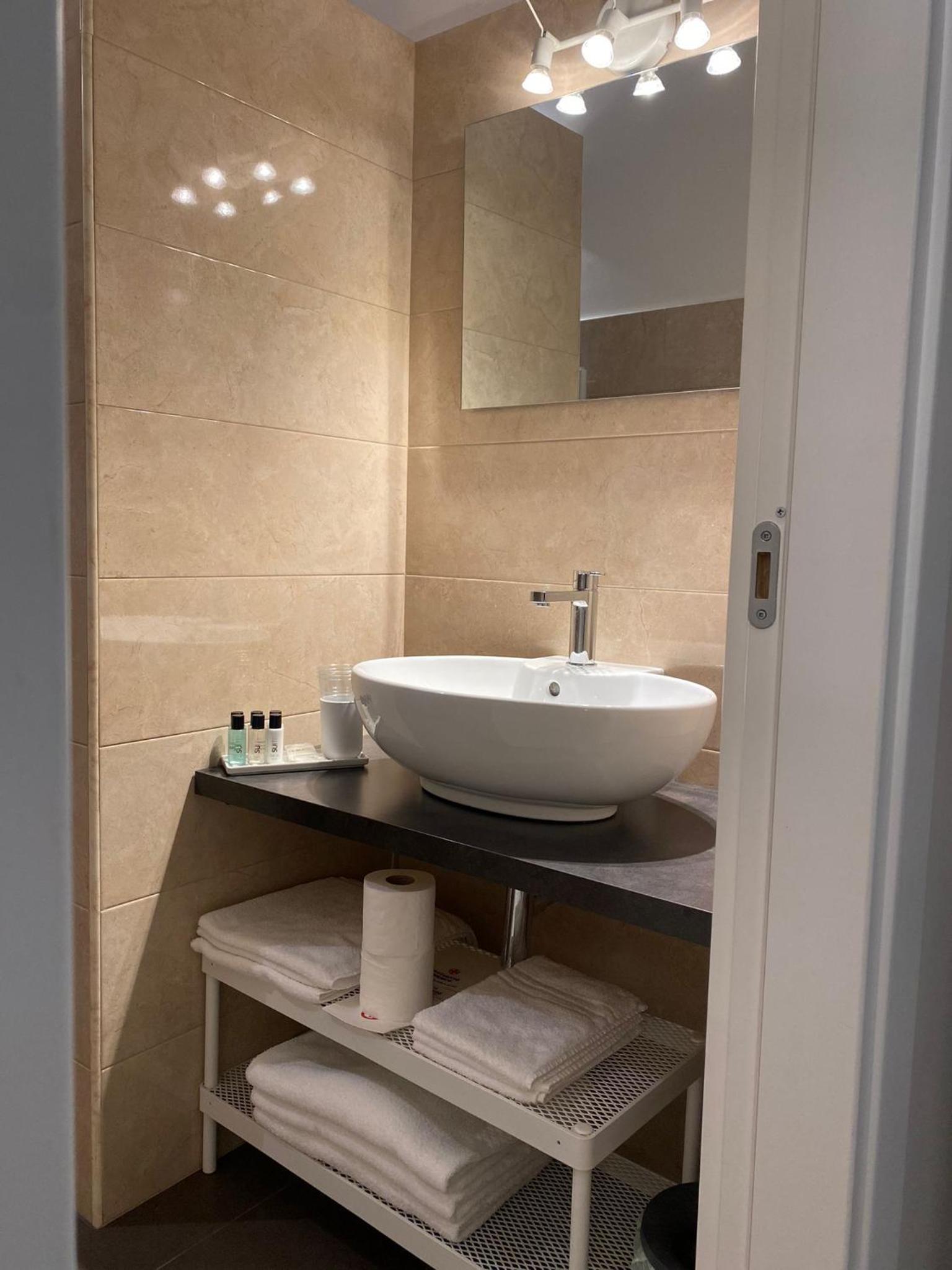 Quadruple Room with Private Bathroom - Photo 3