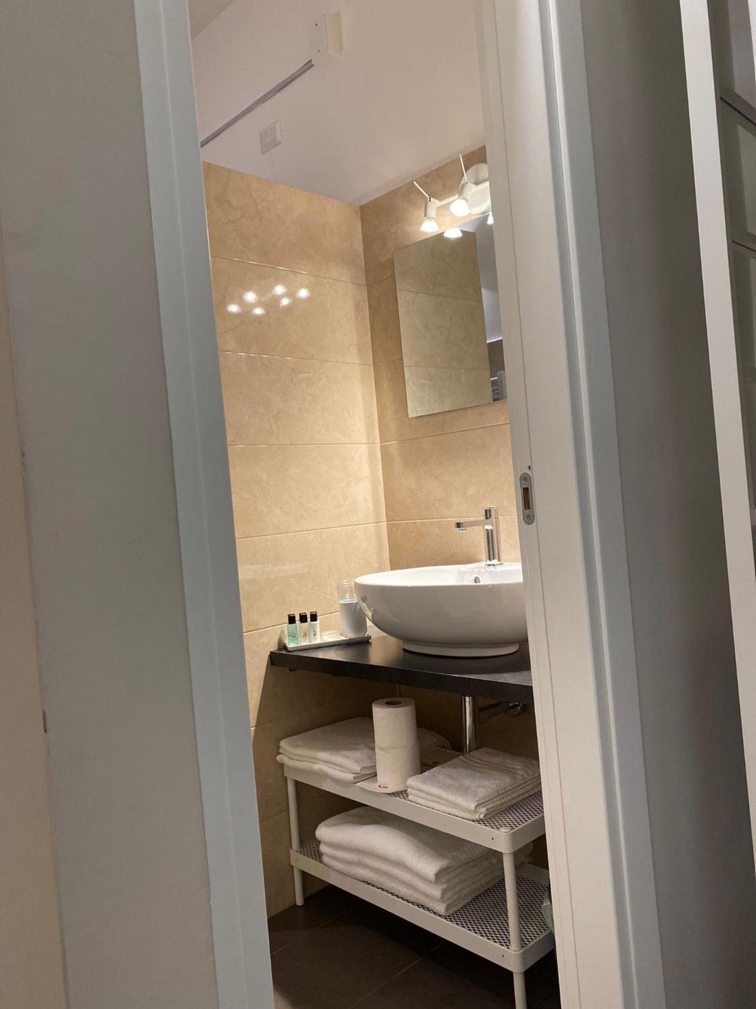 Quadruple Room with Private Bathroom - Photo 5