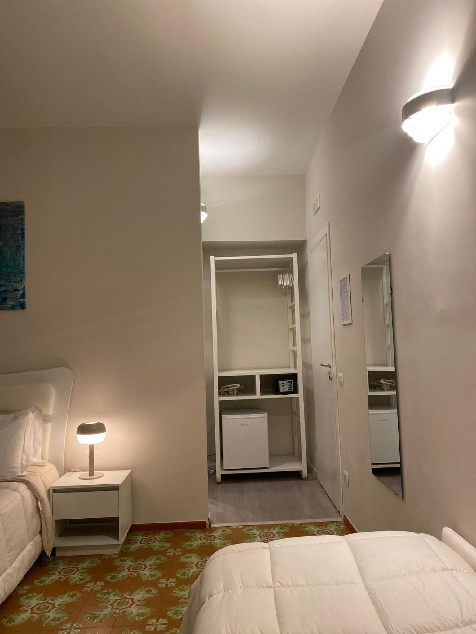 Quadruple Room with Private Bathroom - Photo 11