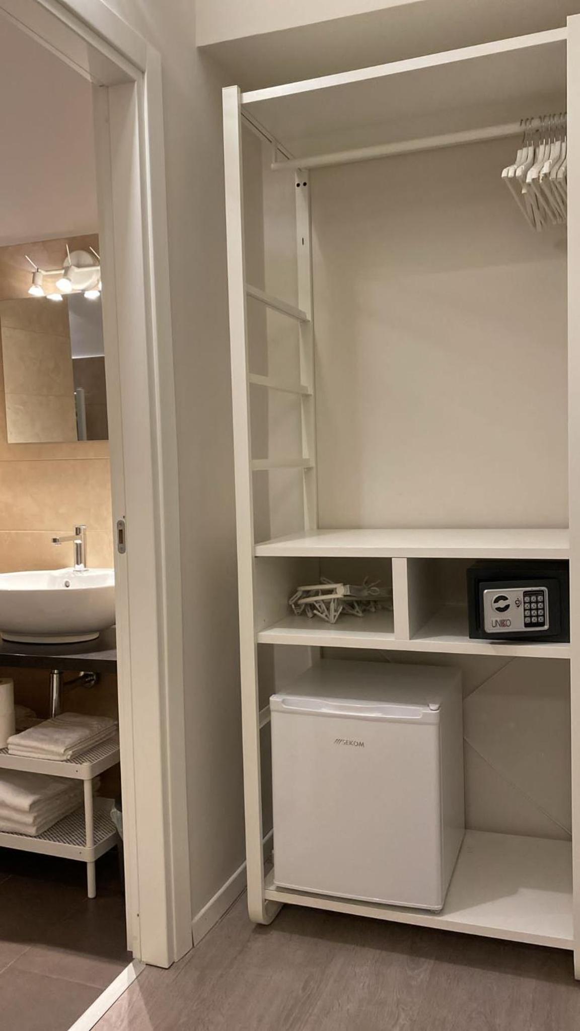 Quadruple Room with Private Bathroom - Photo 6