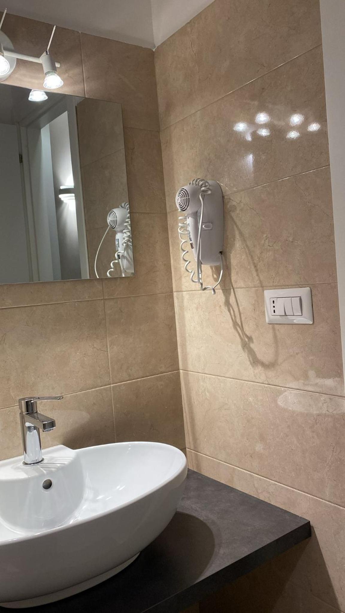 Quadruple Room with Private Bathroom - Photo 8