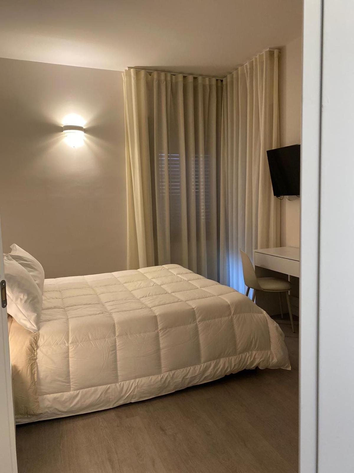 Deluxe Double Room with Balcony - Photo 7
