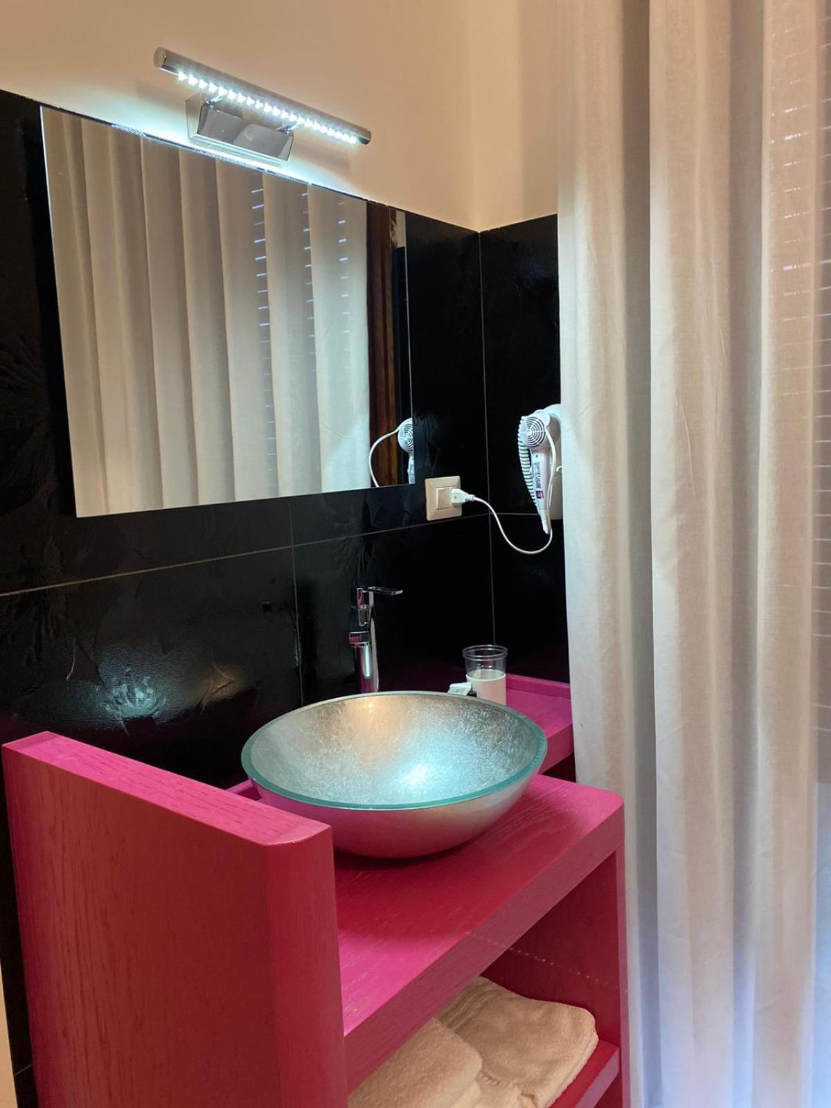 Deluxe Double Room with Balcony - Photo 5