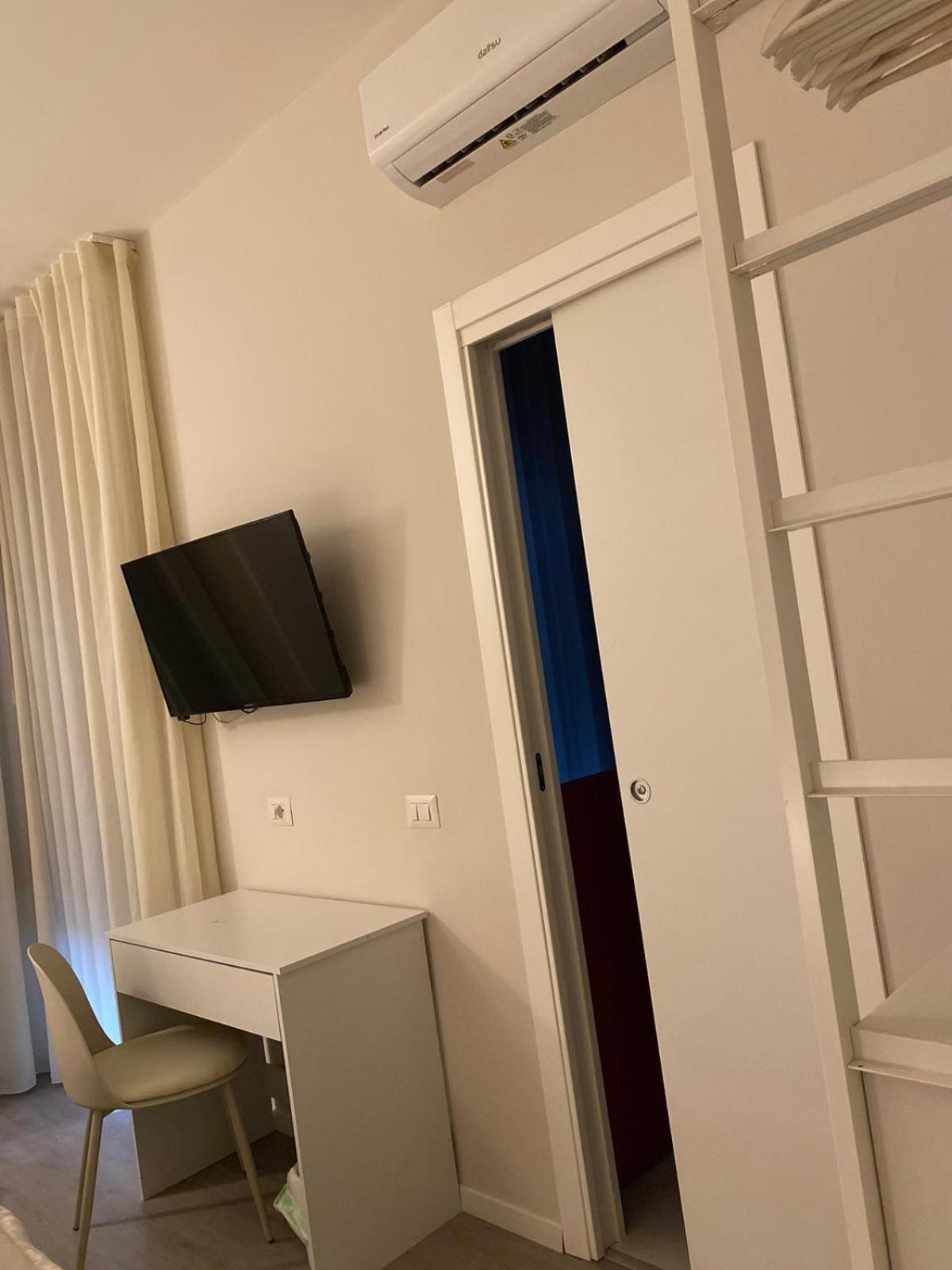 Deluxe Double Room with Balcony - Photo 4