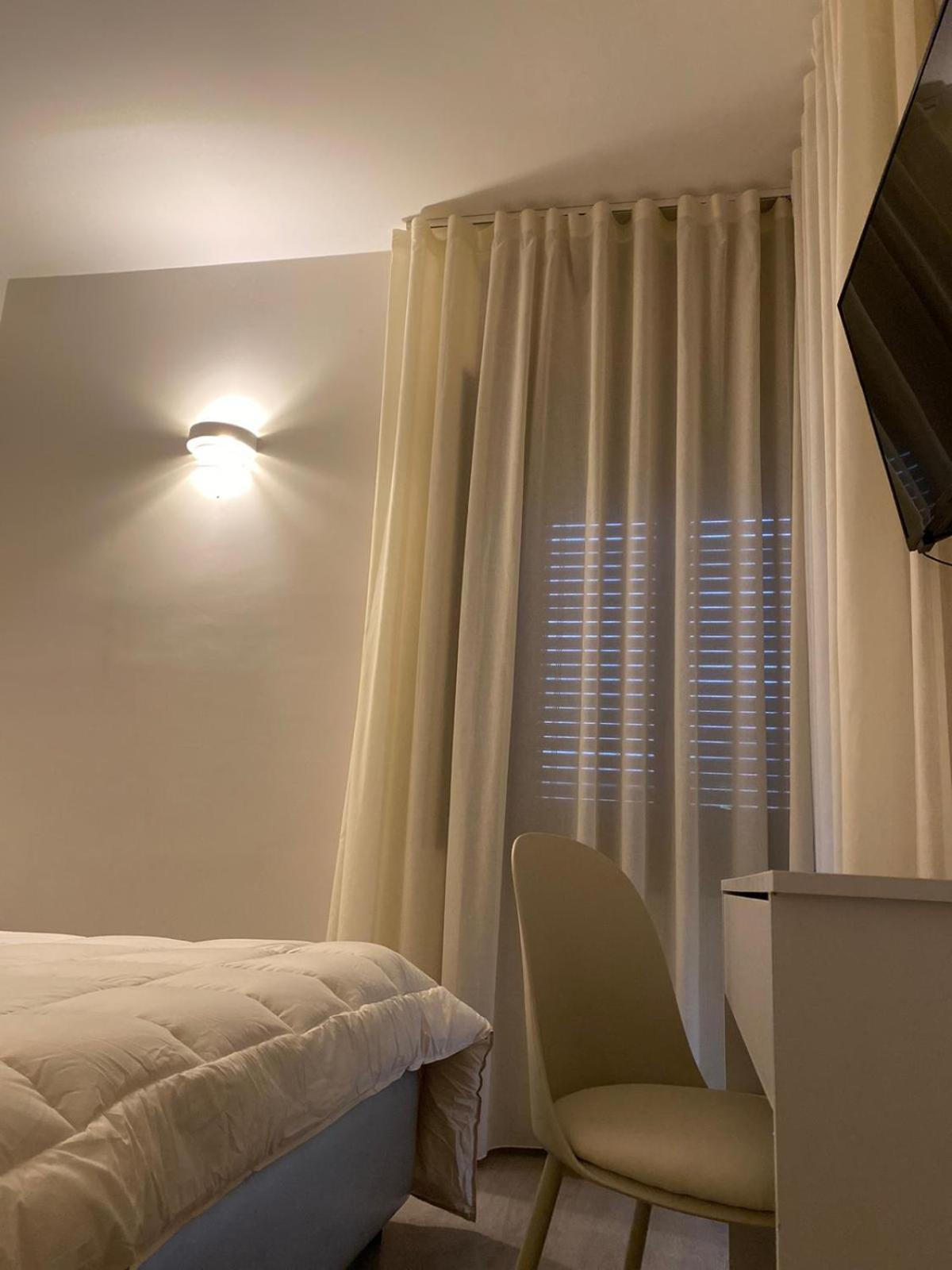 Deluxe Double Room with Balcony - Photo 9