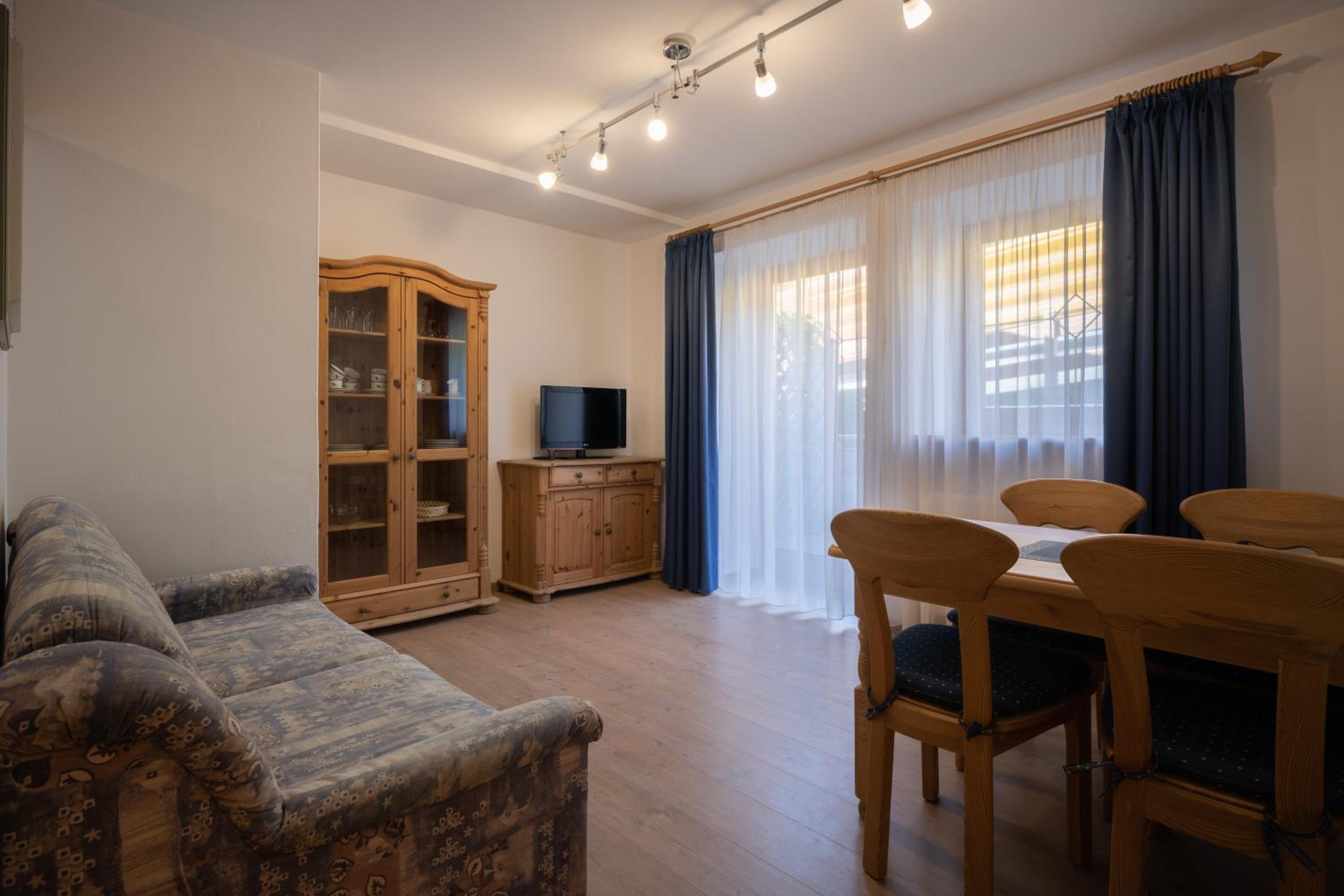 Two-Bedroom Apartment (7 Adults) photo 2