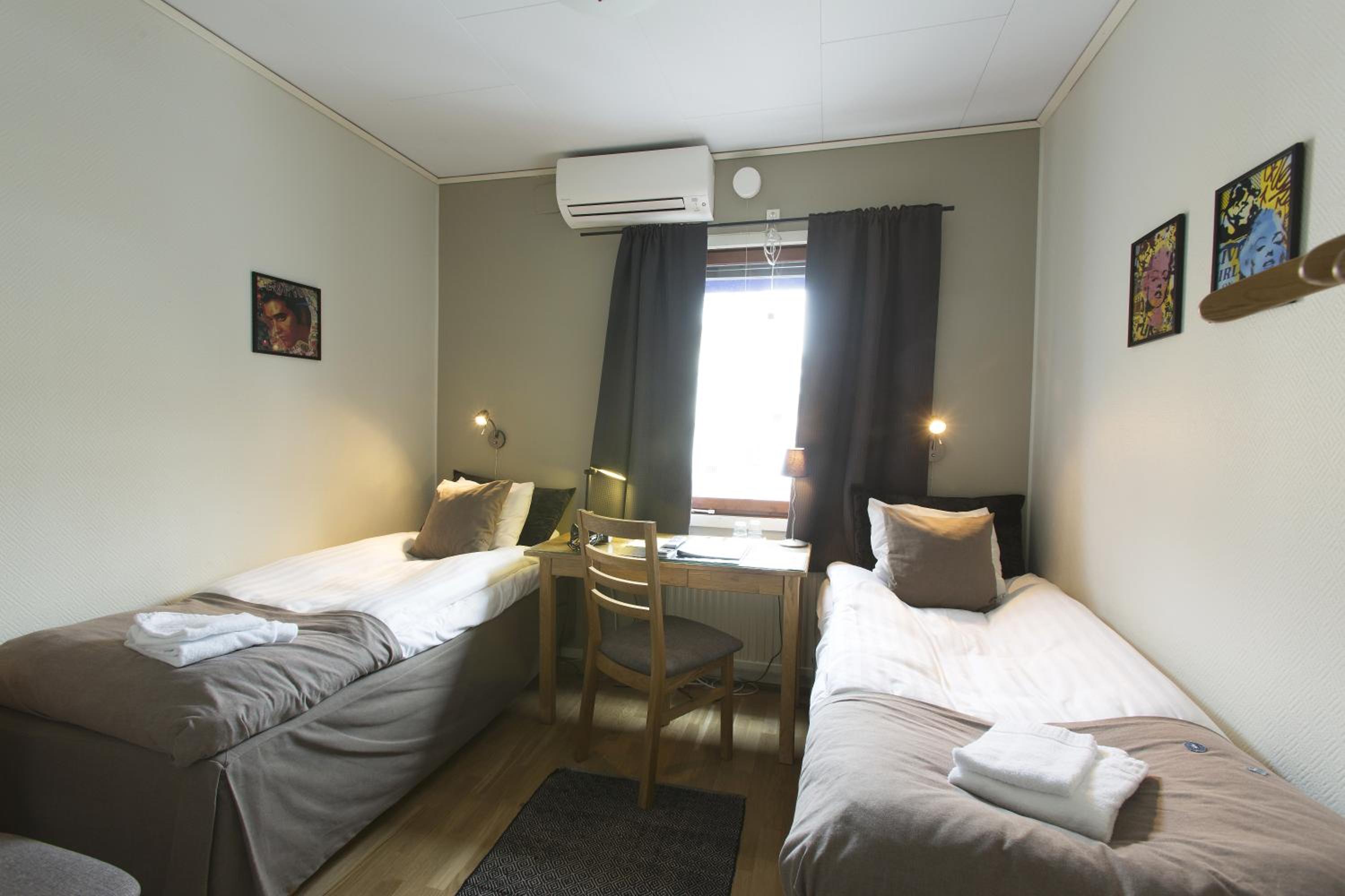 Twin Room - Photo 3