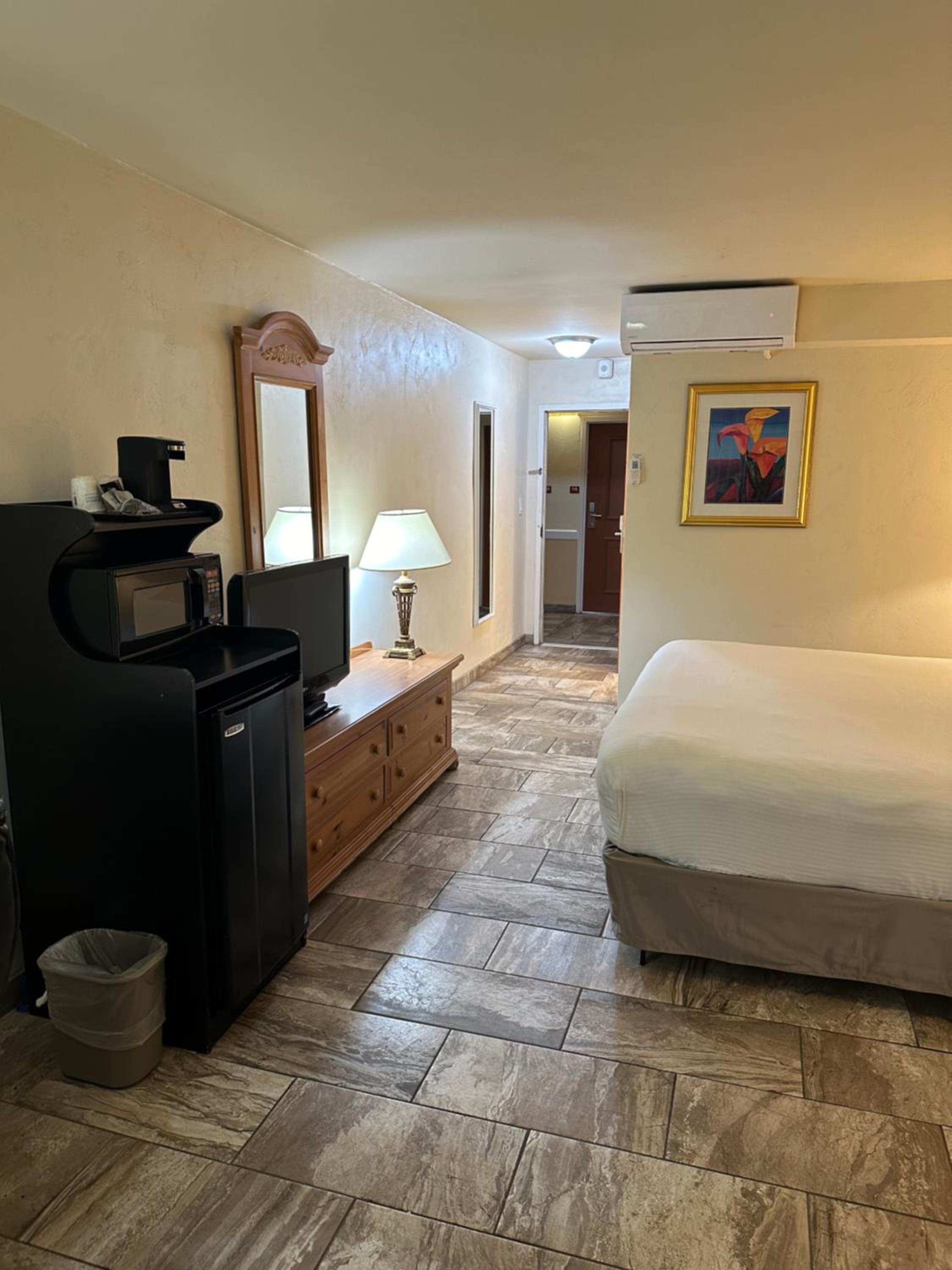 Deluxe King Room - Non-Smoking - Photo 2