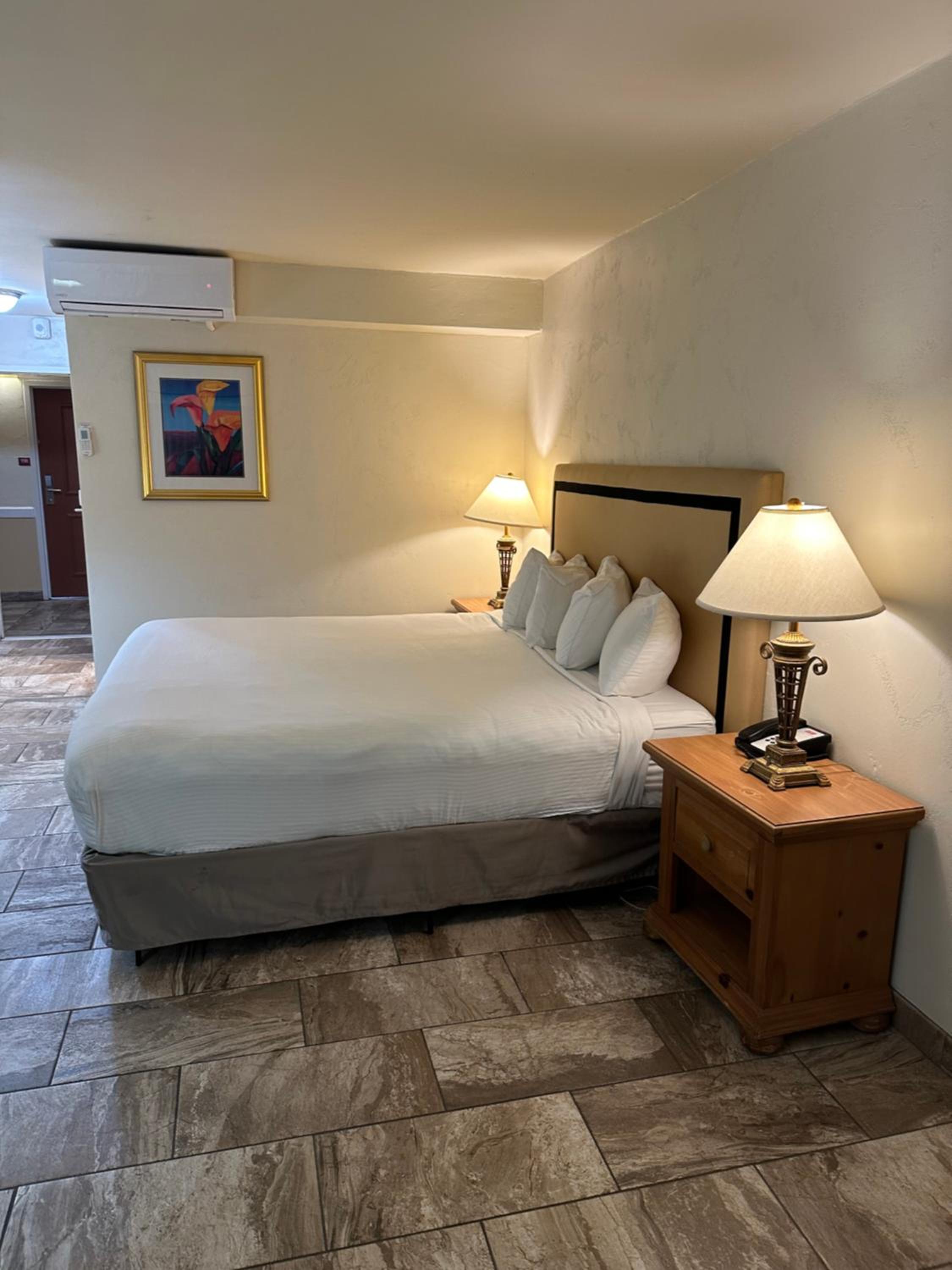 Deluxe King Room - Non-Smoking - Photo 4