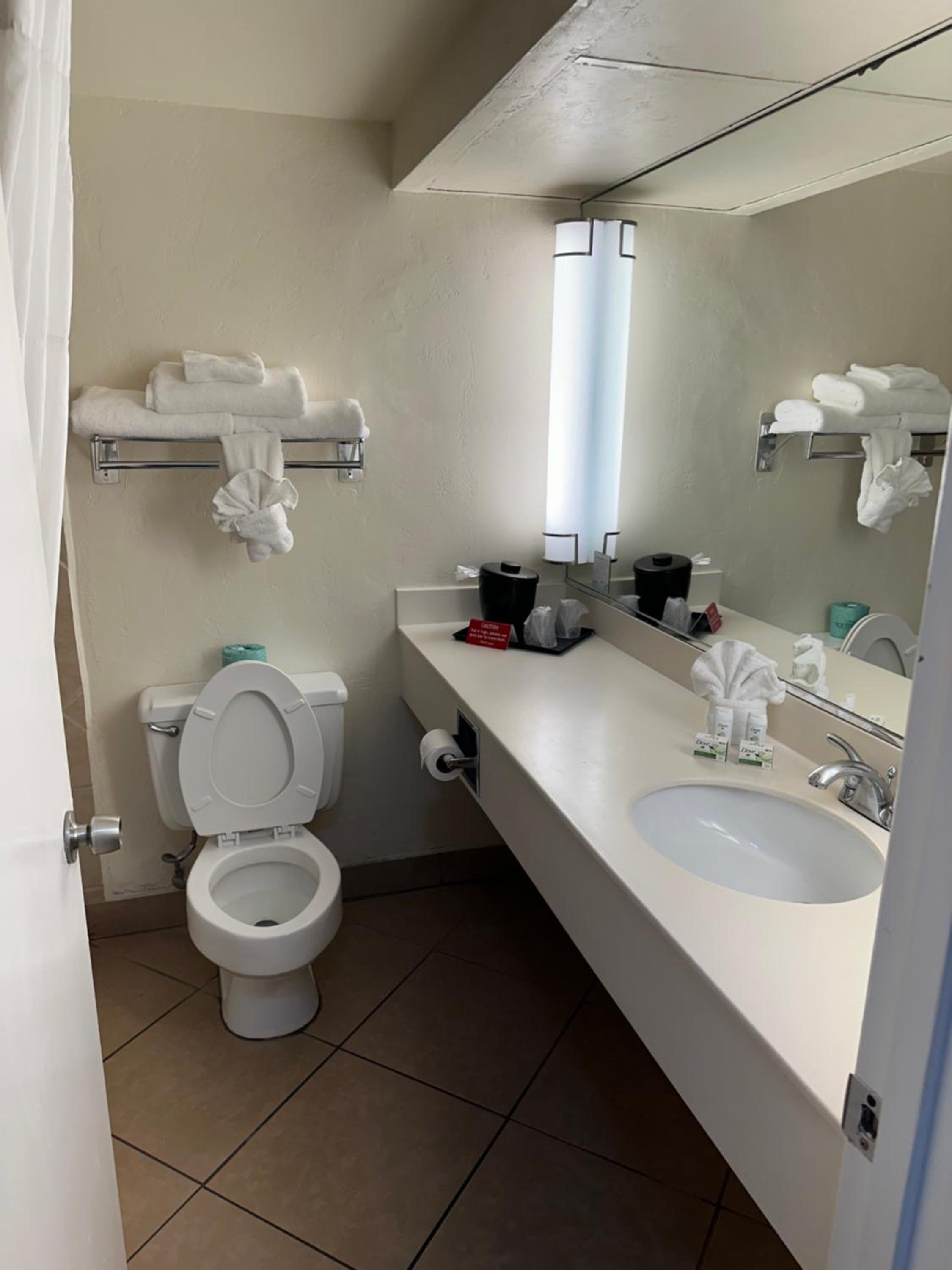 Deluxe King Room - Non-Smoking - Photo 3