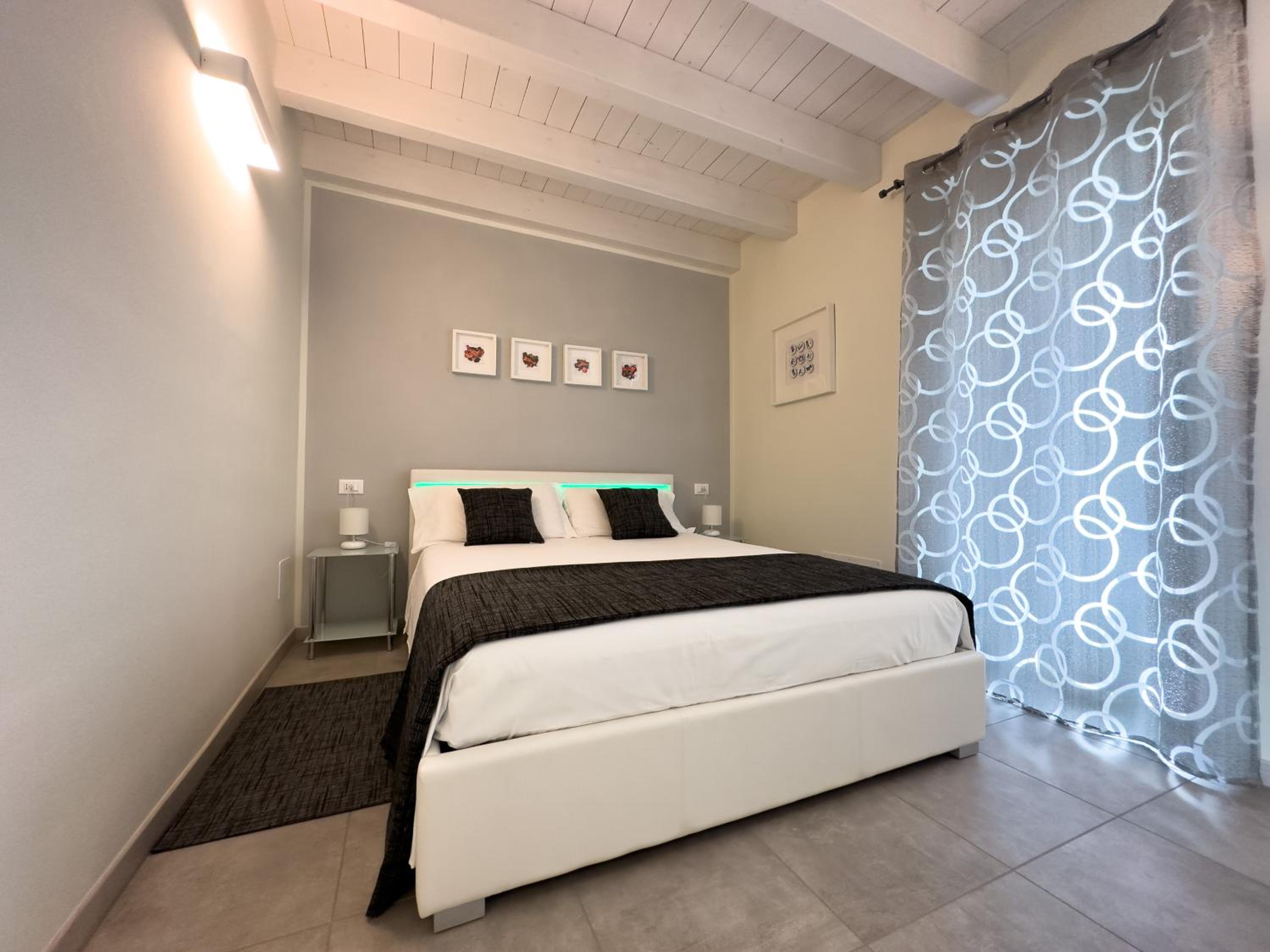 Apartment with a bedroom with Lake View