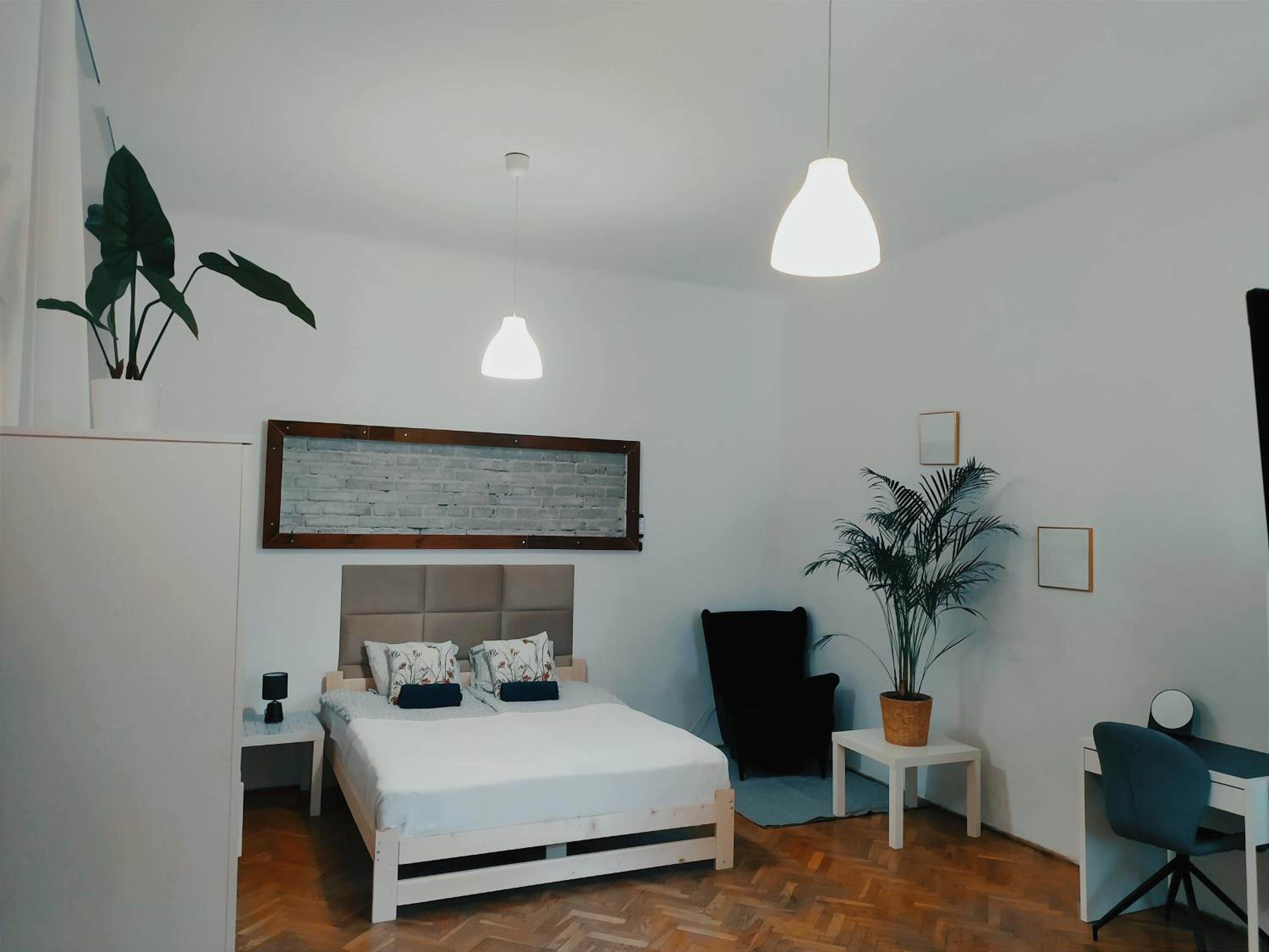 Deluxe One-Bedroom Apartment with separate kitchen photo 1