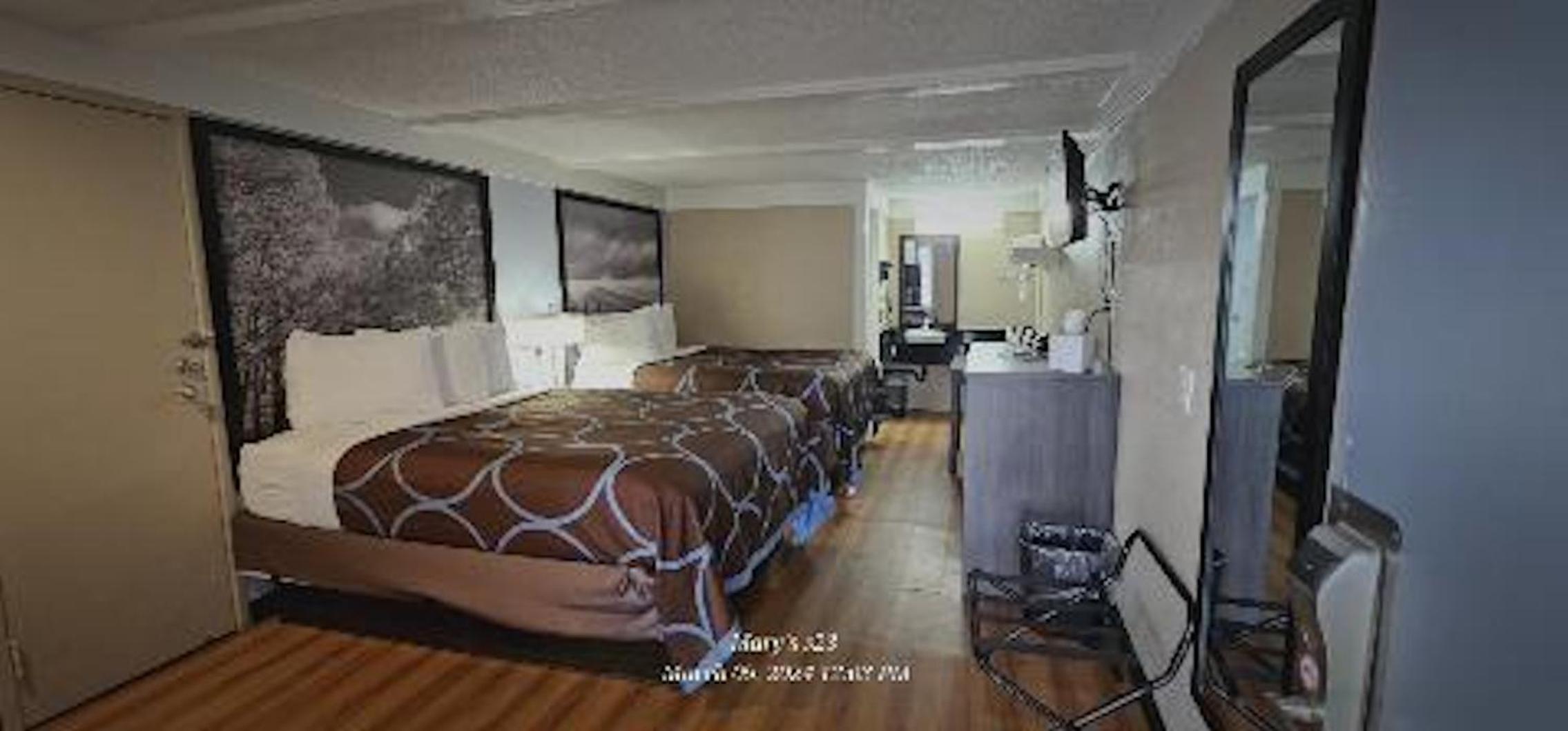 Queen Room With Two Queen Beds - Non-Smoking